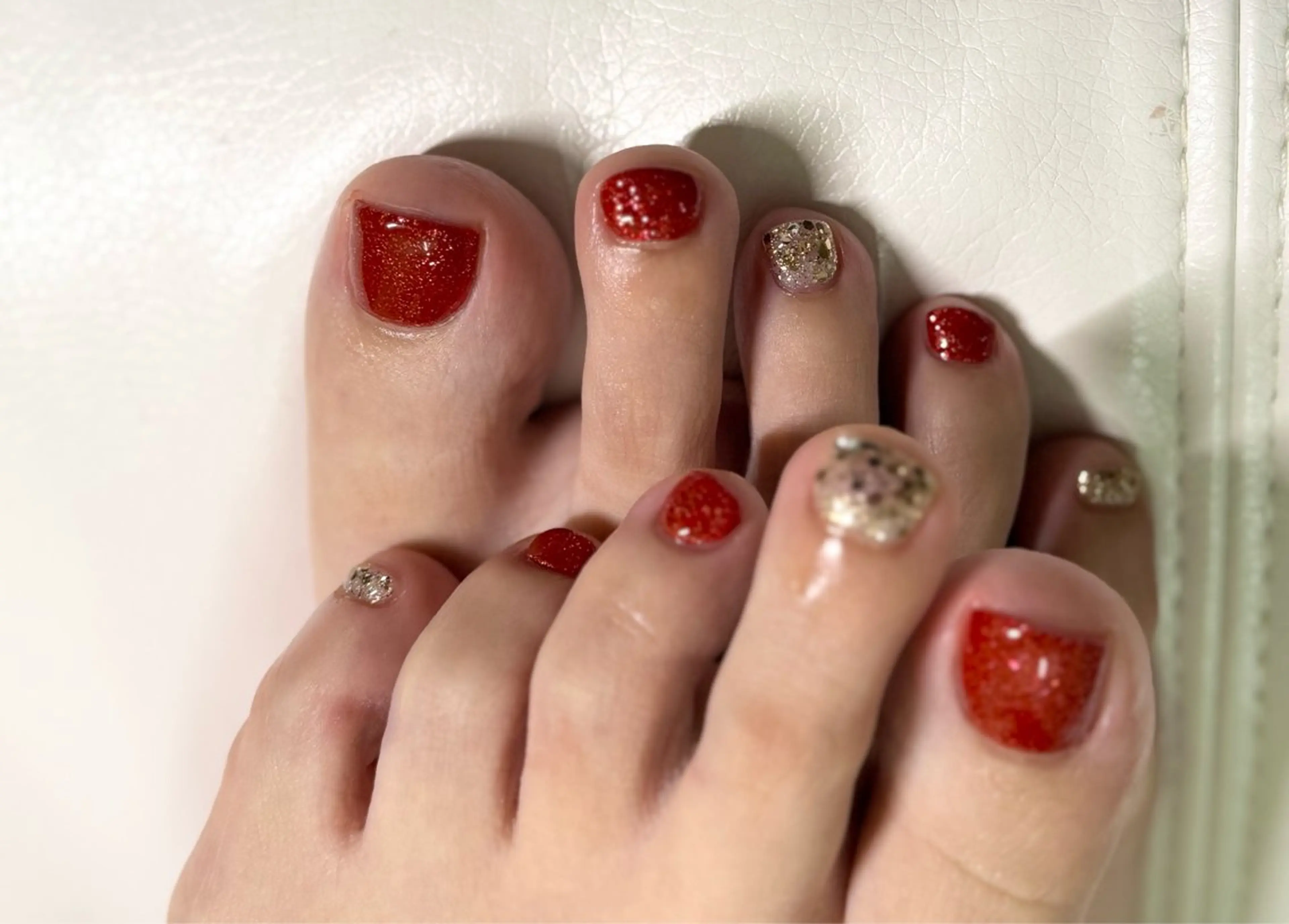 ネイル フットネイル ラメ(グリッター) 赤色 salone Regina 【サローネ　レジーナ】所属・Regina Marinaのネイルデザイン