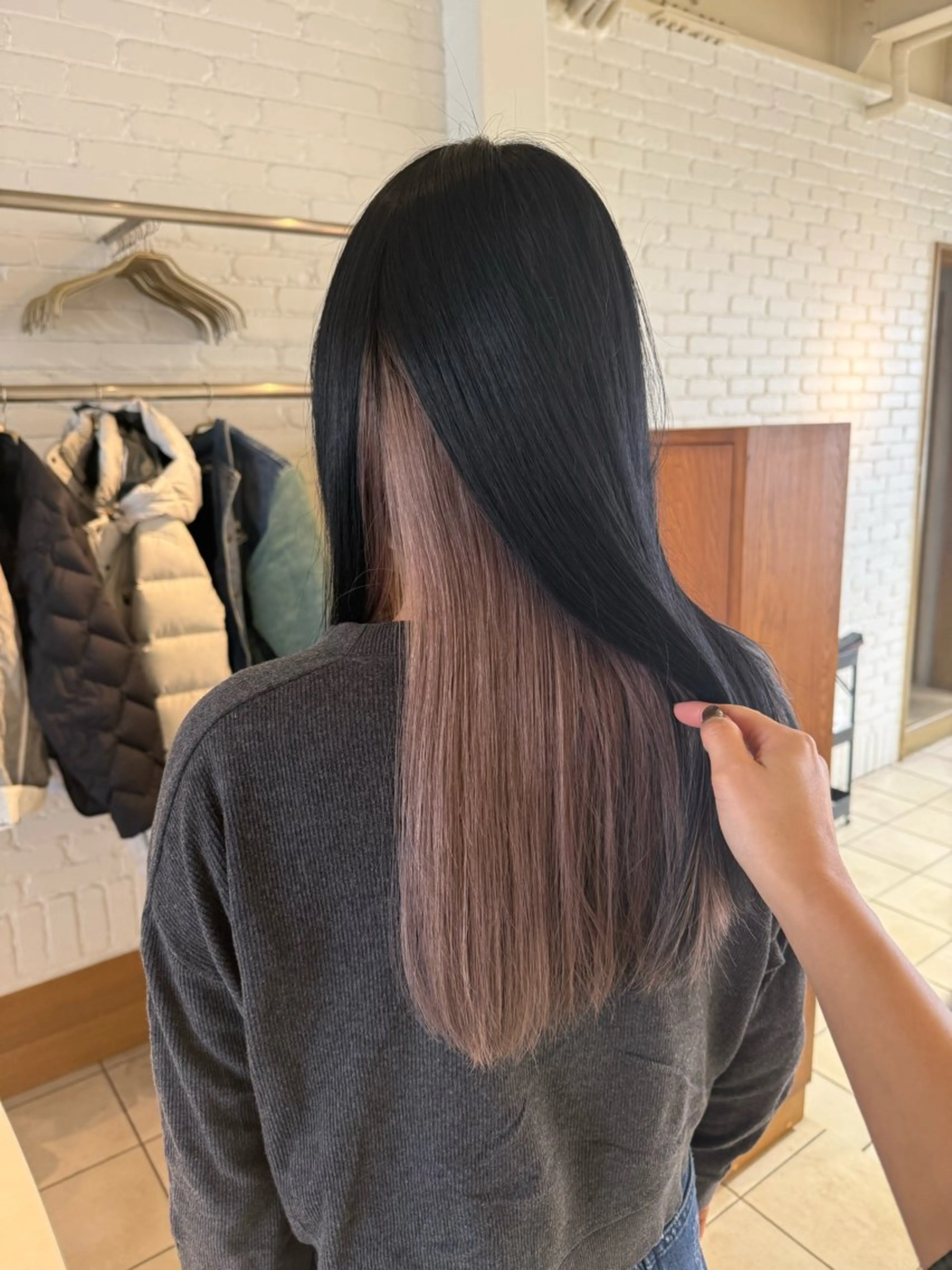 ロング カラー ベージュカラー インナーカラー ミルクティーベージュ 🌟デザインカラー 🌟コノミ🌟のヘアスタイル