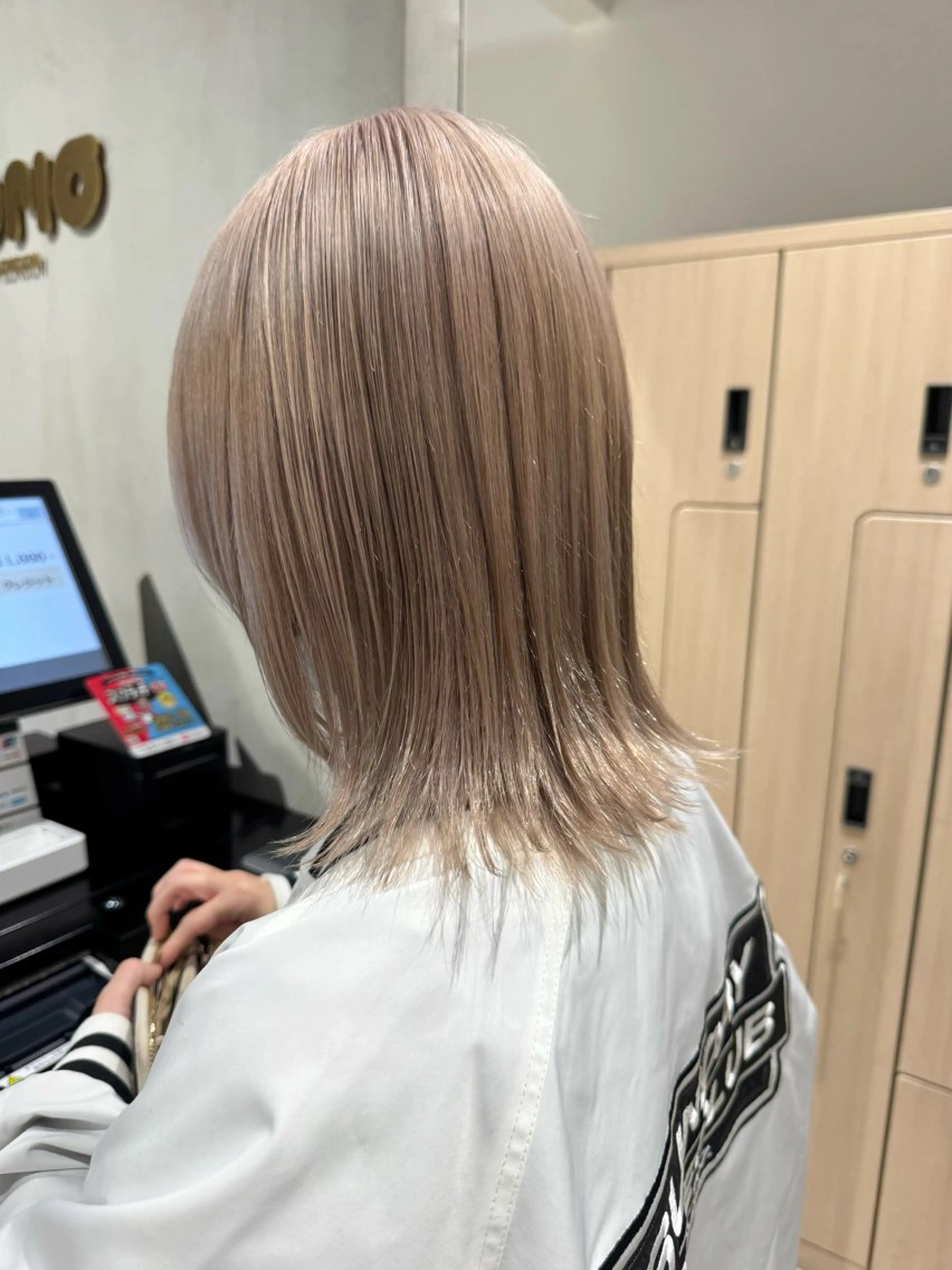 ミディアム カラー ベージュカラー ブリーチ 透明感カラー ハイトーンカラー ホワイトベージュ ヘアカラー メンズカット/ ブリーチ/かほのヘアスタイル