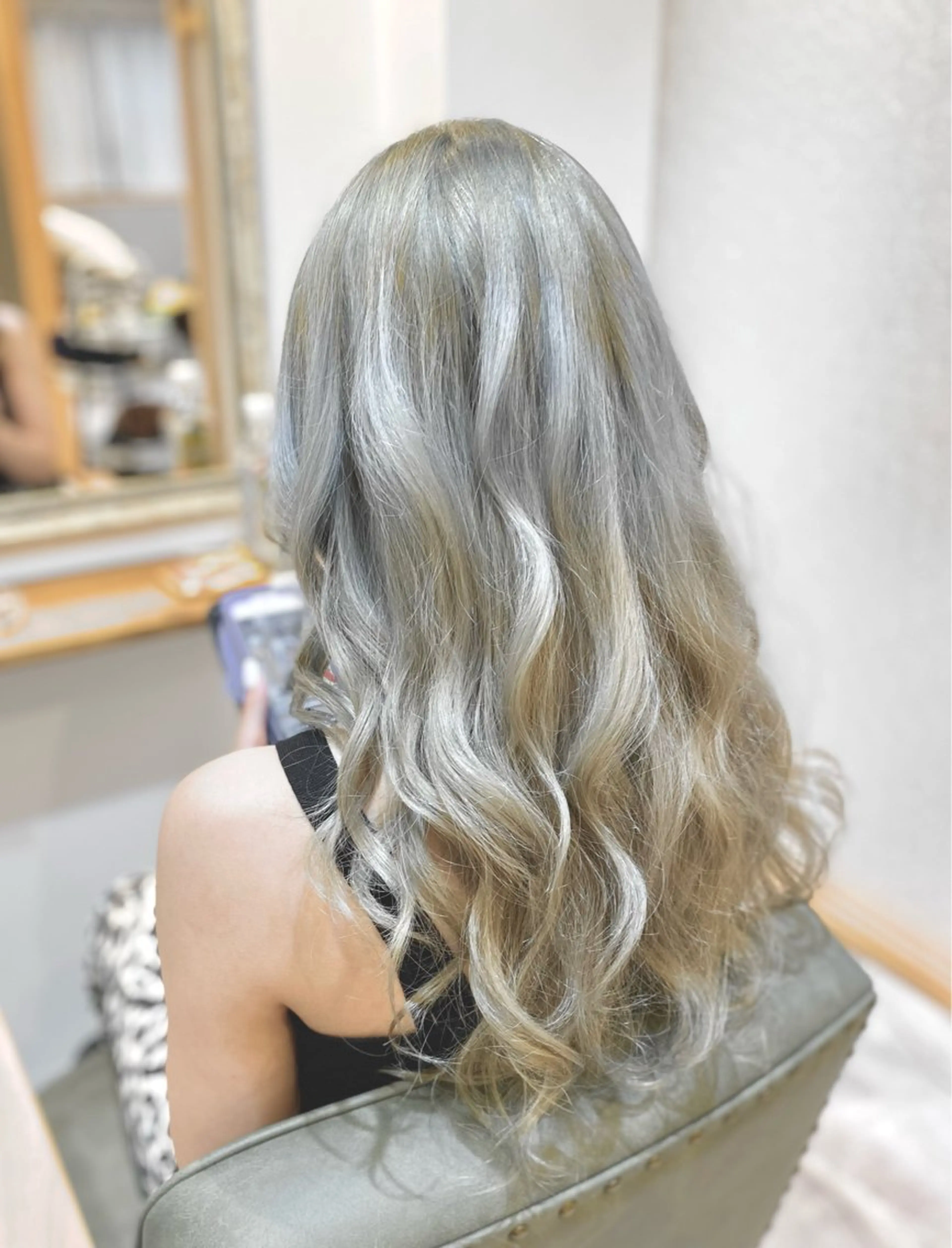 ロング カラー ベージュカラー ブリーチ 透明感カラー ミルクティーベージュ シルバー ヘアカラー トリートメント 【enil代表】 杉林和哉のヘアスタイル