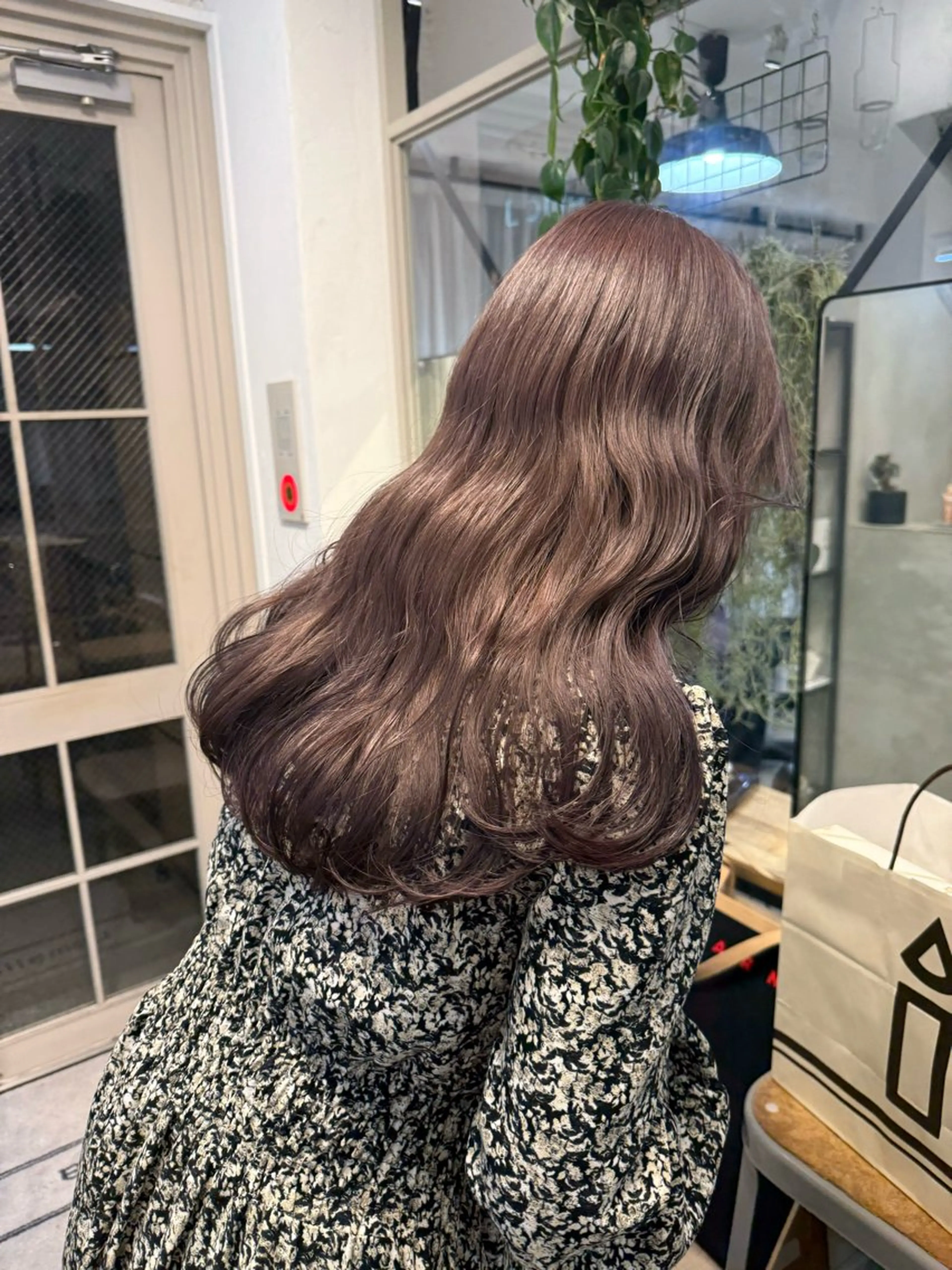 セミロング カラー ミルクティー× グレージュMOMOのヘアスタイル