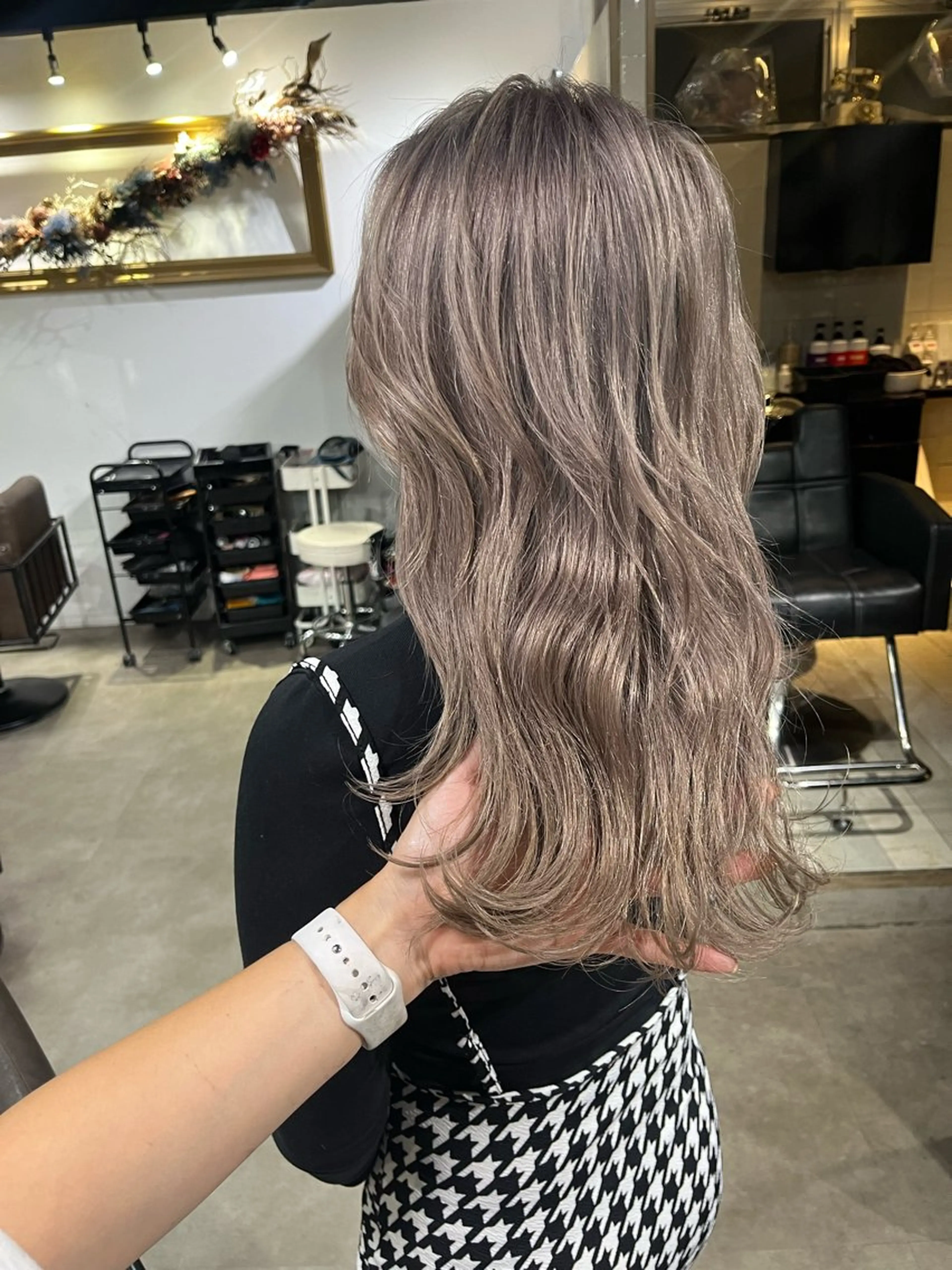 ロング カラー ベージュカラー グレージュ ハイトーンカラー ミルクティーベージュ カット ヘアカラー トリートメント ミルクティーベージュ ブリーチ 店長 清水のヘアスタイル