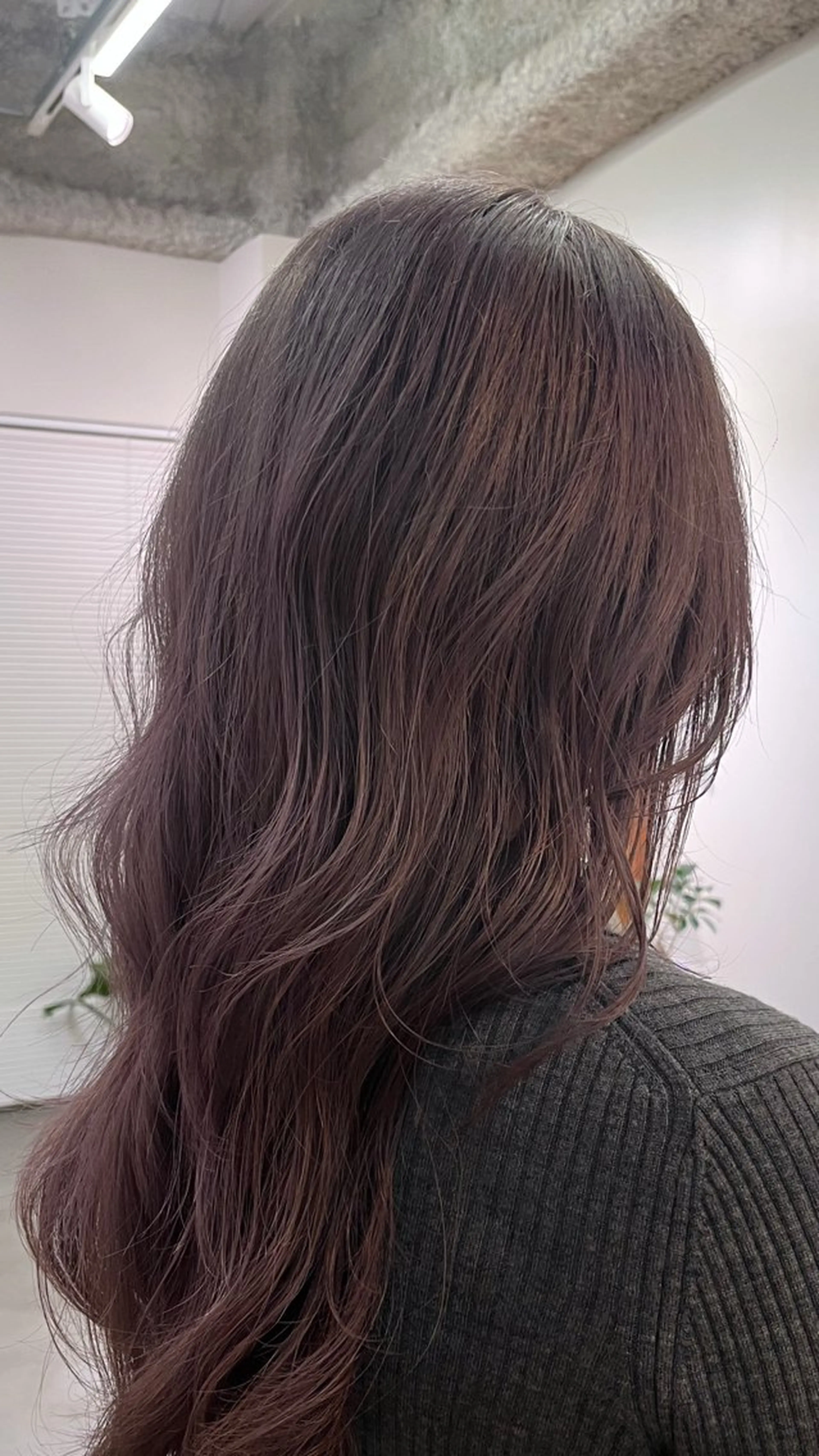 ミディアム カラー ブリーチ シルバー 安藤 琢真のヘアスタイル