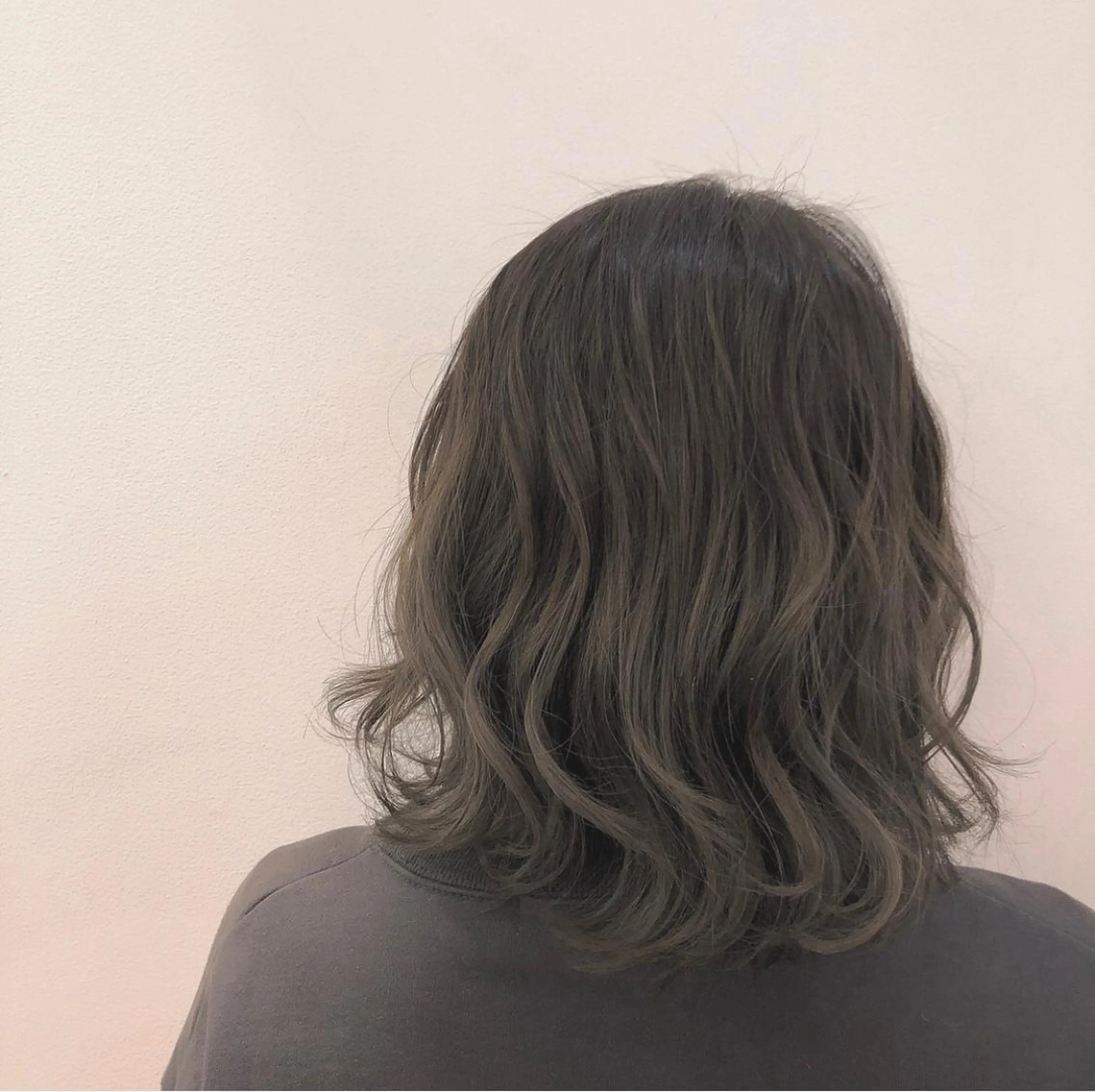 セミロング カラー 渡邊 唯のヘアスタイル