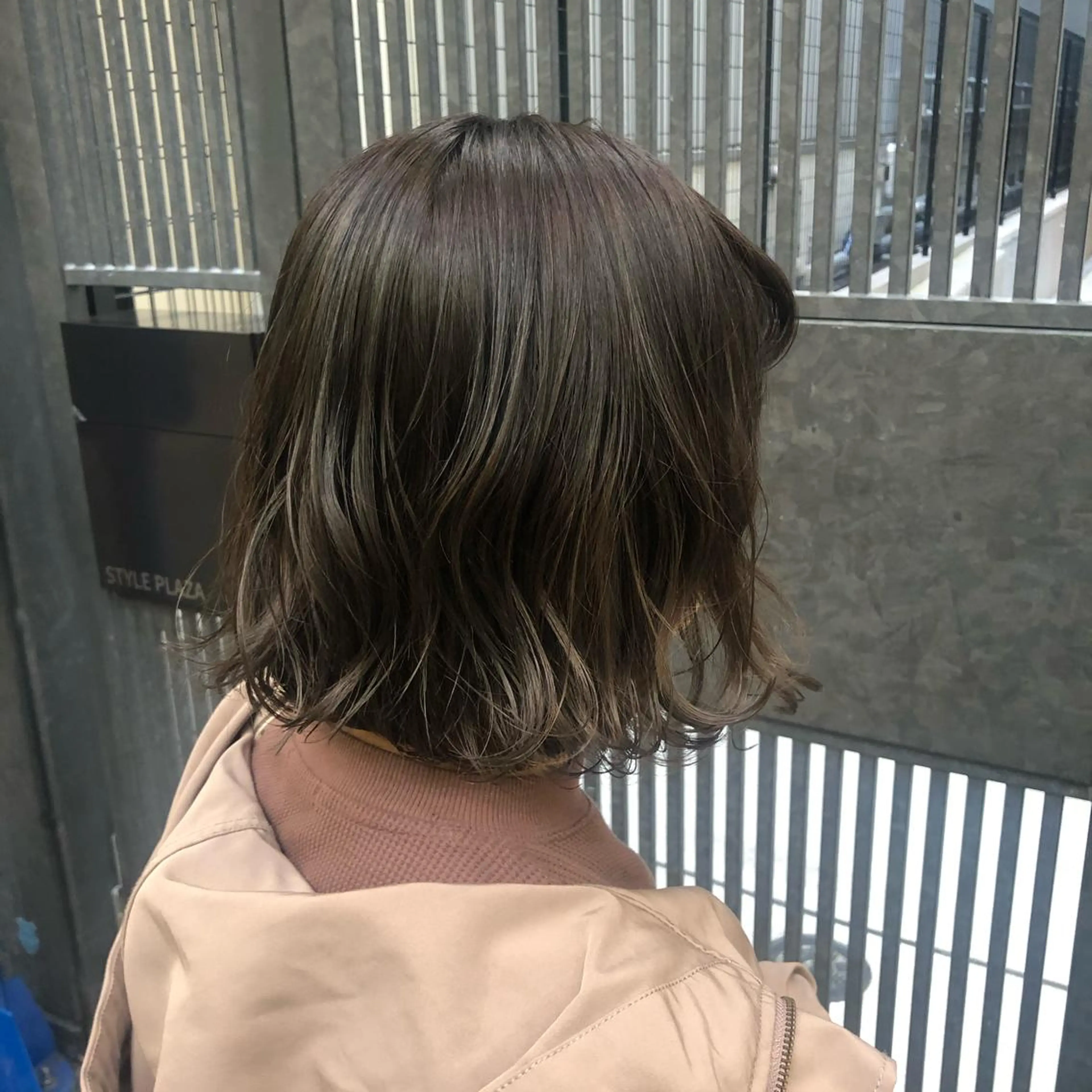 ミディアム カラー ウルフカット／吉村 桃子のヘアスタイル