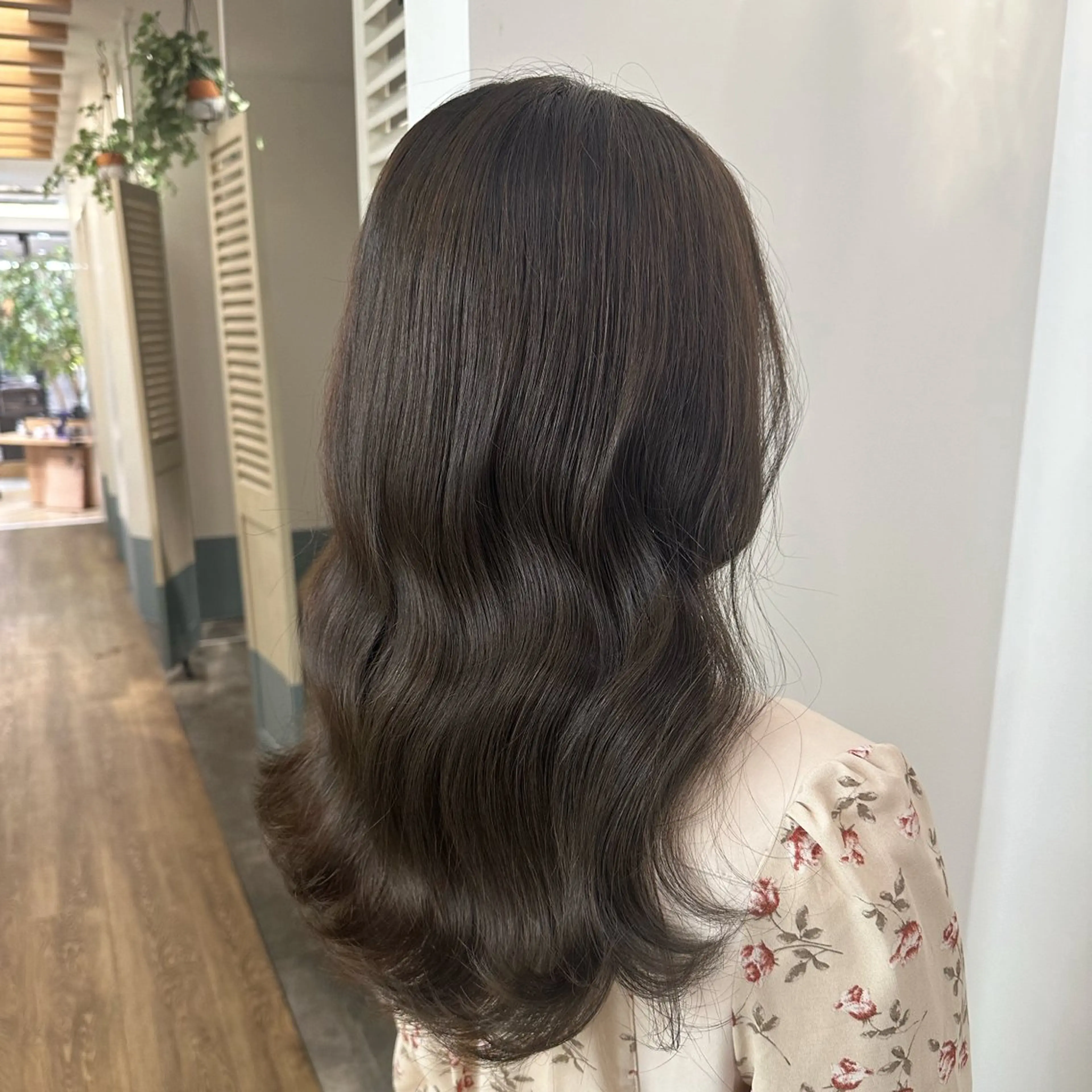 ロング カラー グレージュ オリーブグレージュ オリーブグレー 安丸 結夏のヘアスタイル