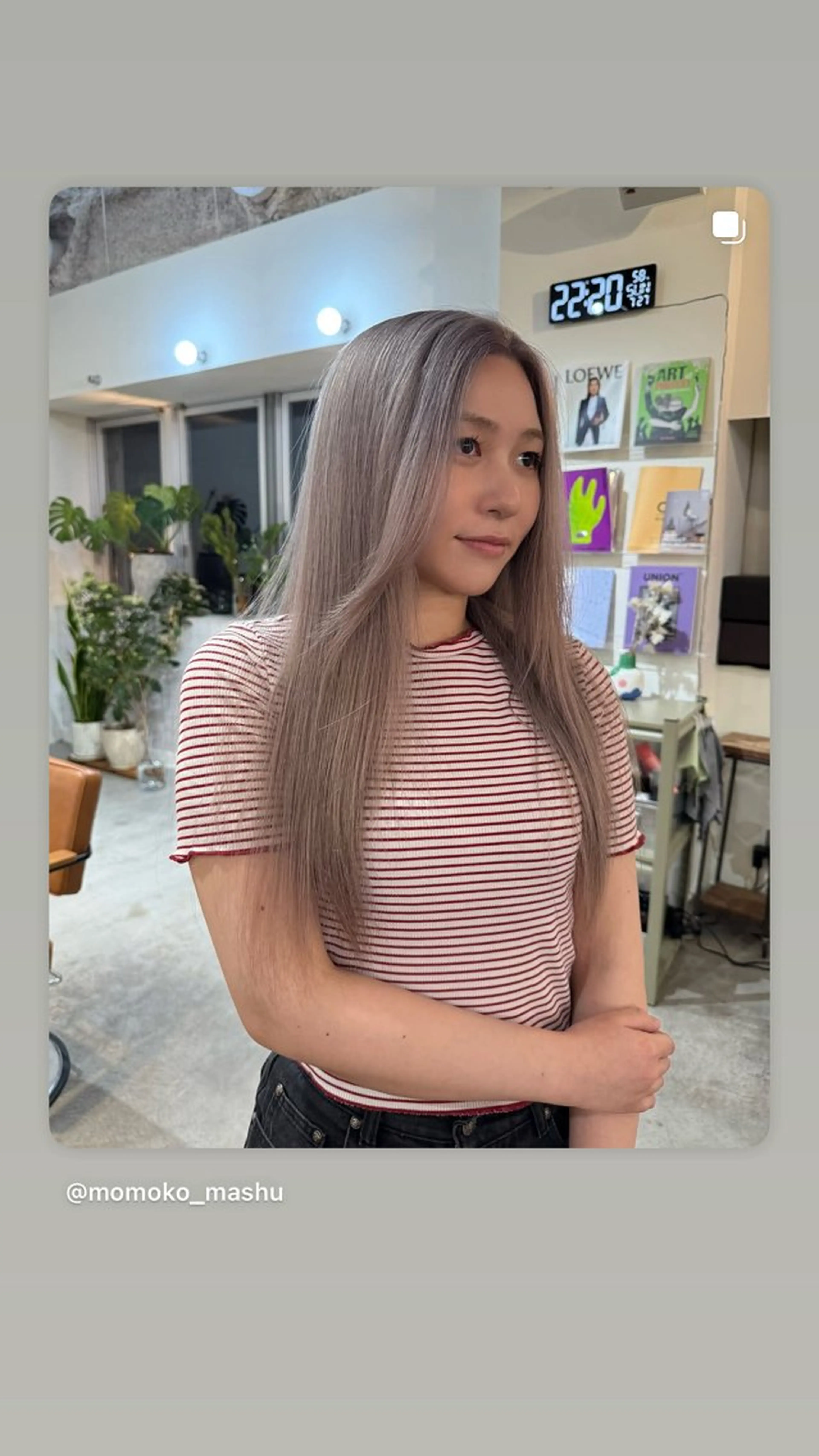 ロング モモコ/ブリーチ/ ミルクティカラーのヘアスタイル