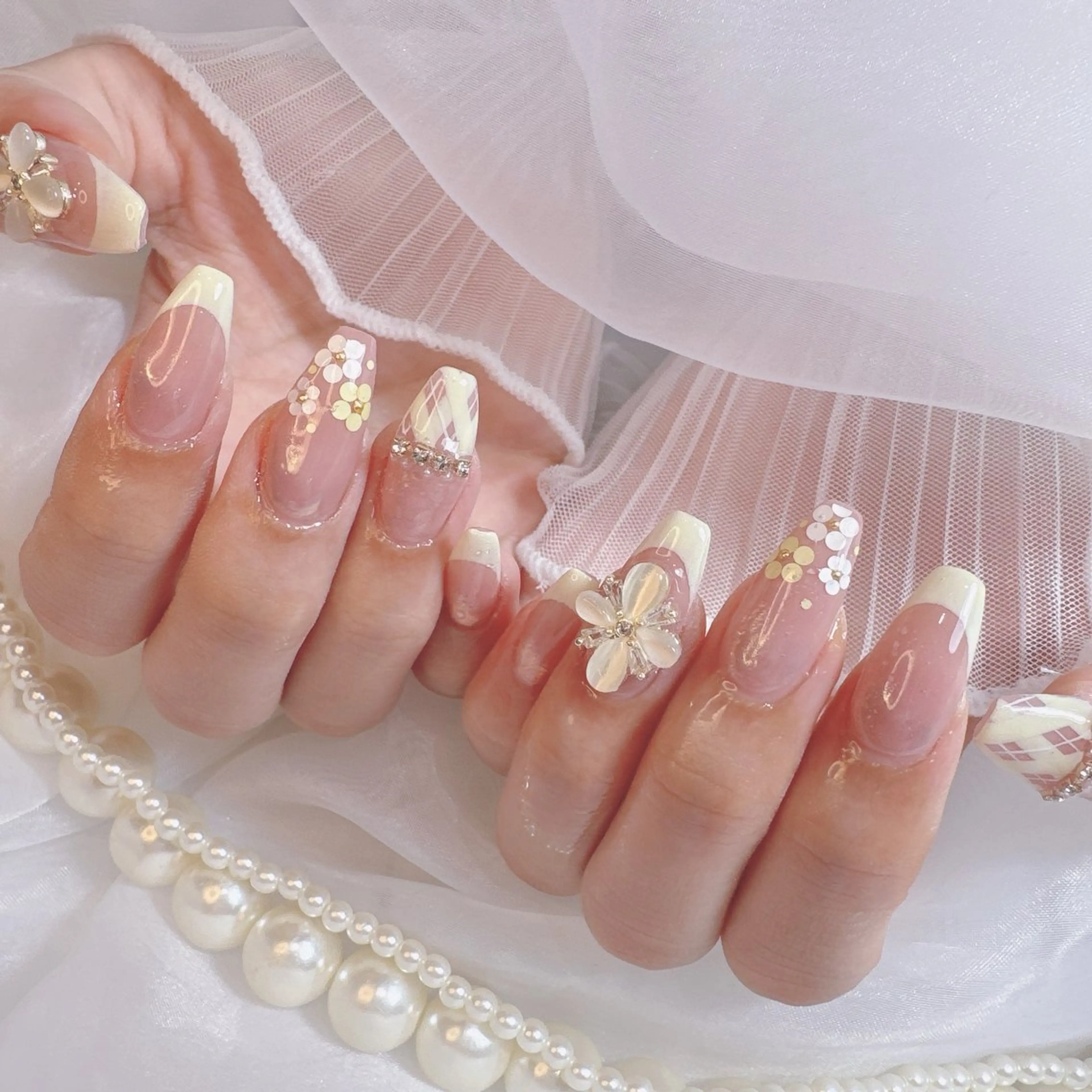 ネイル アートネイル 長さ出し フレンチネイル ガーリー ワンホンネイル ハンドネイル Anela🪞アネラ 久屋大通🫧EMIのネイルデザイン