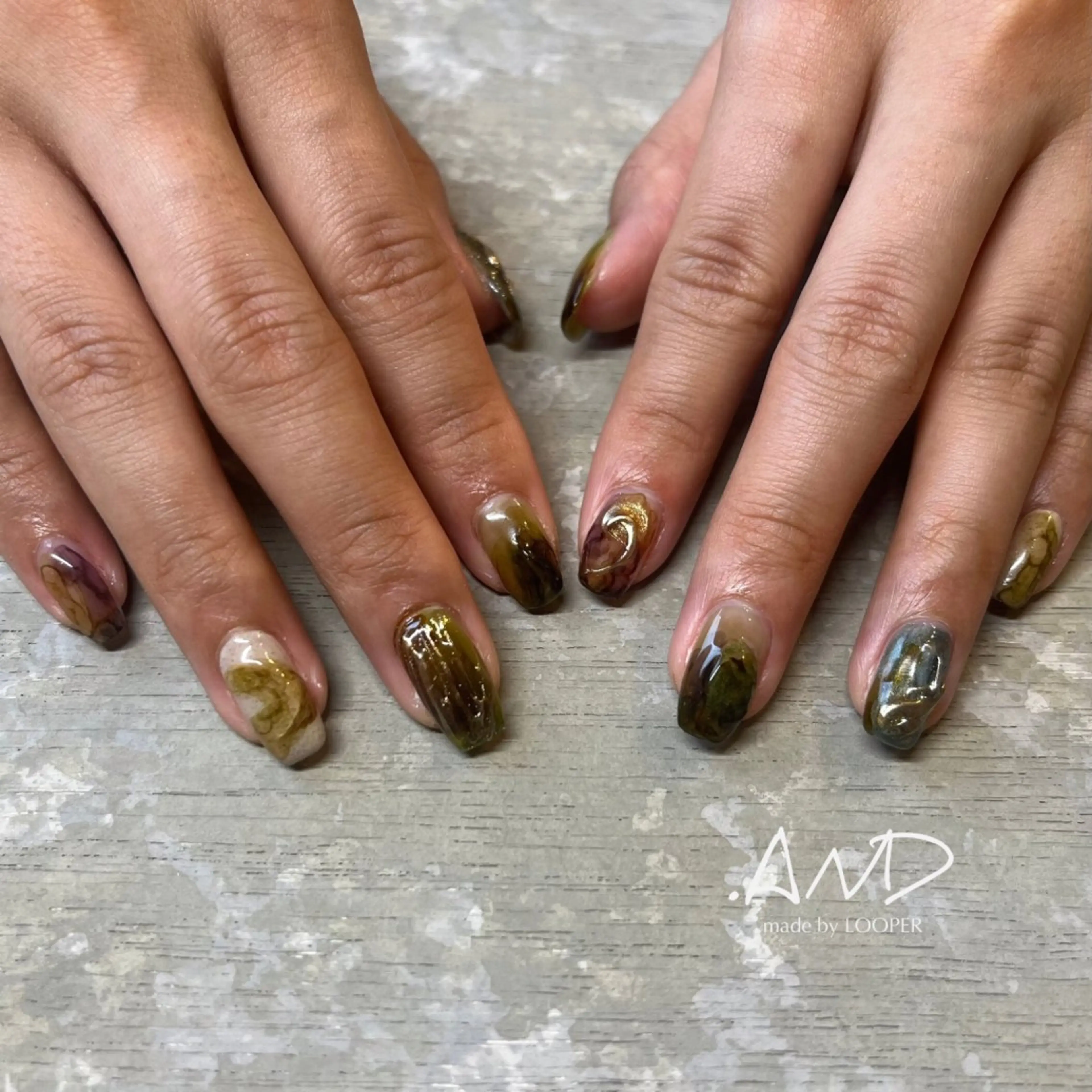 ネイル アートネイル ゴールド ニュアンスネイル ハンドネイル LOOPER所属・mzh ...のネイルデザイン