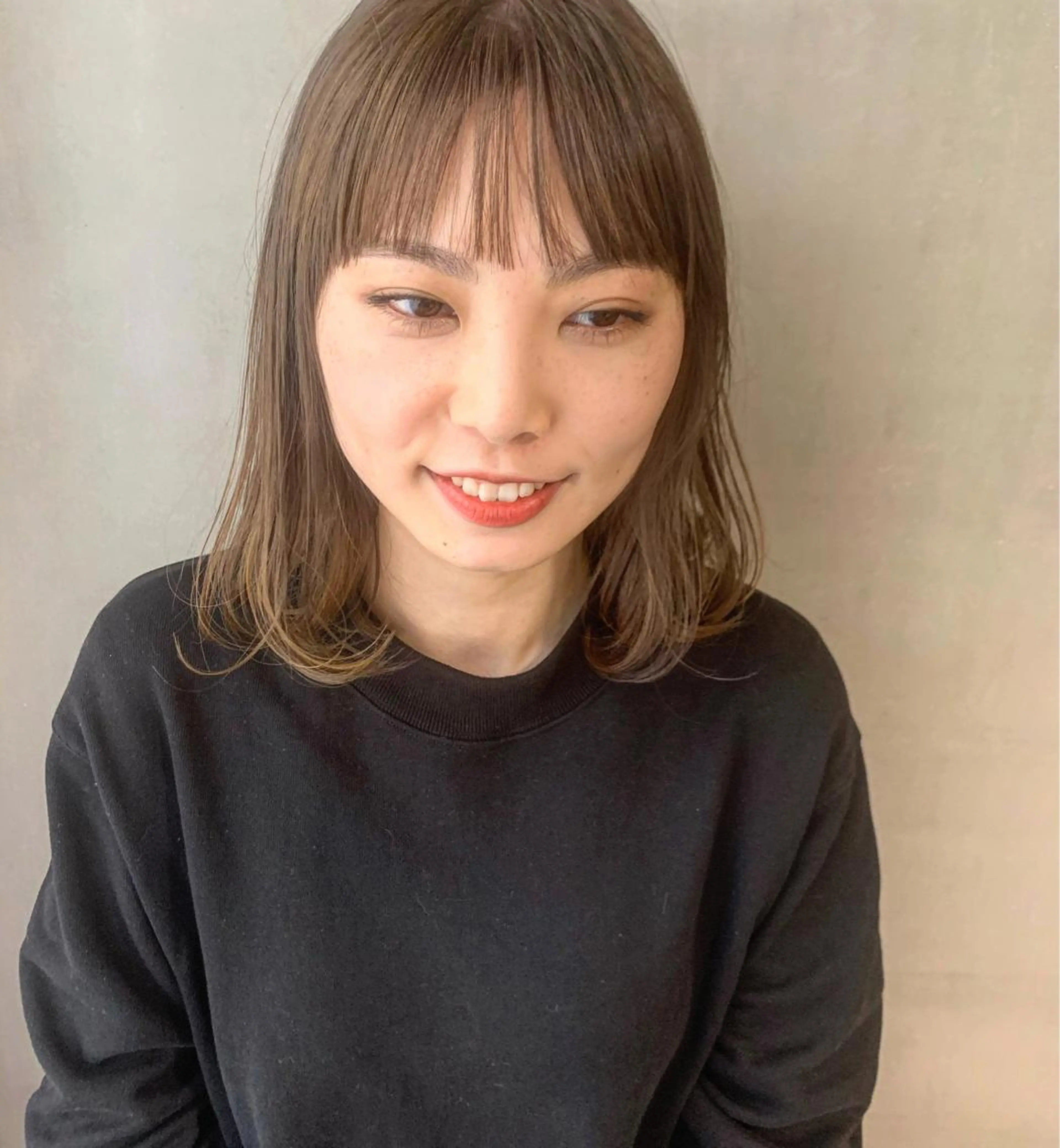 ミディアム カラー ベージュカラー ブリーチ ハイトーンカラー ハイトーンベージュ ブリーチなしカラー ウルフレイヤーカット /チヒロのヘアスタイル