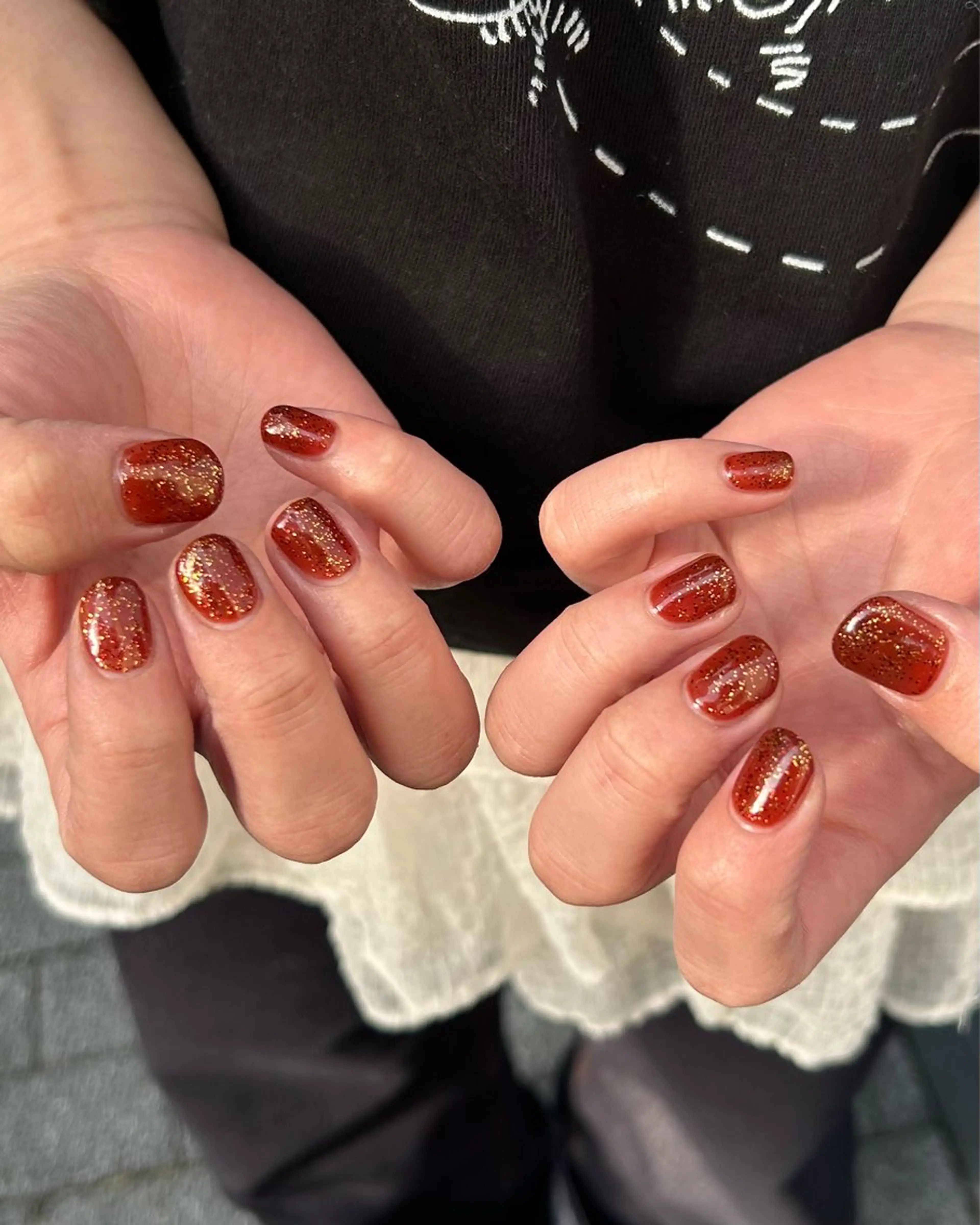 ネイル ブラウン ゴールド ラメ(グリッター) 赤色 ハンドネイル レイヤー/nail COCOROのヘアスタイル