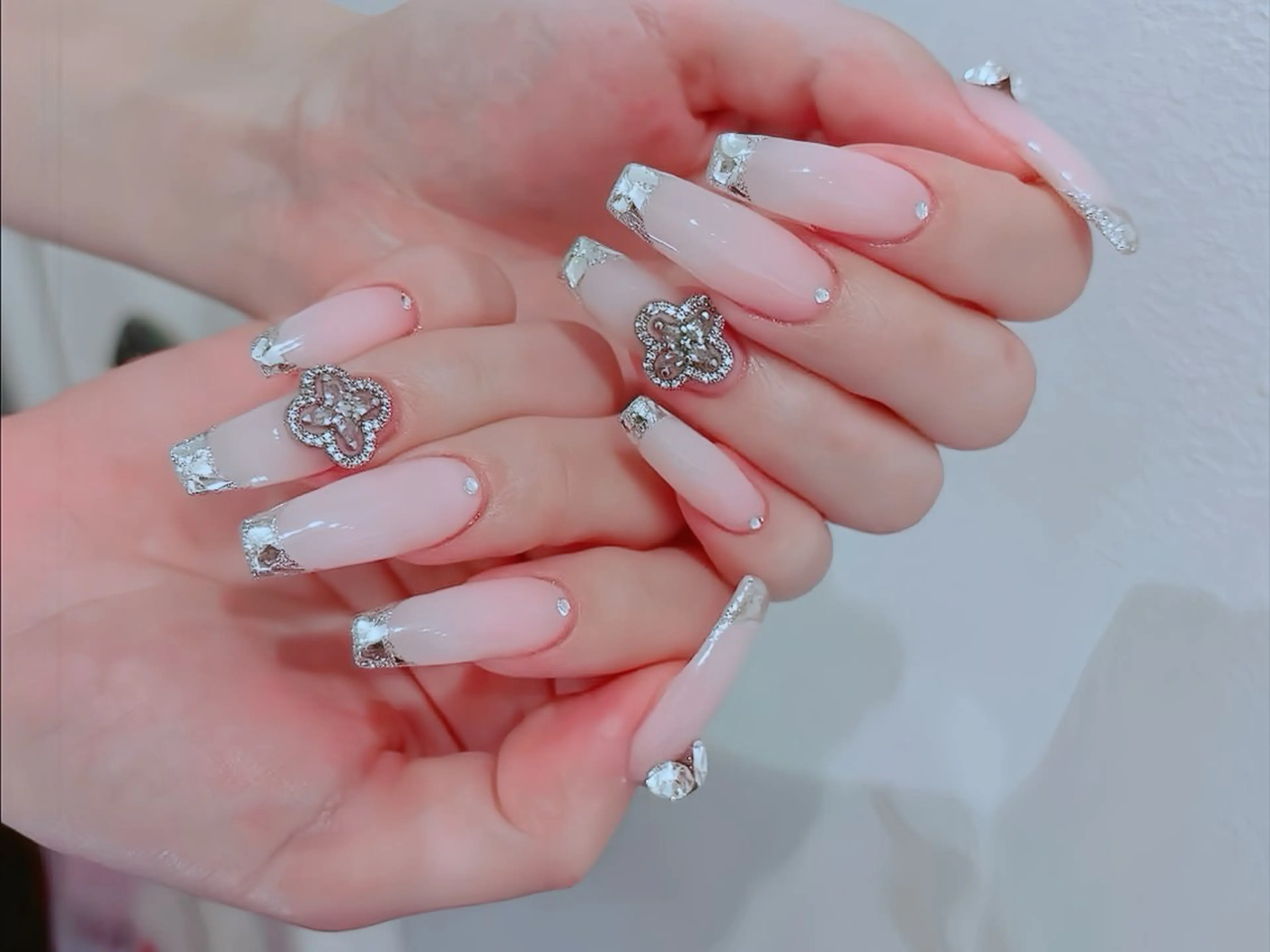 ネイル チークネイル フレンチネイル ガラスフレンチ グラデーション キラキラネイル Rin Nail 新大久保店のネイルデザイン