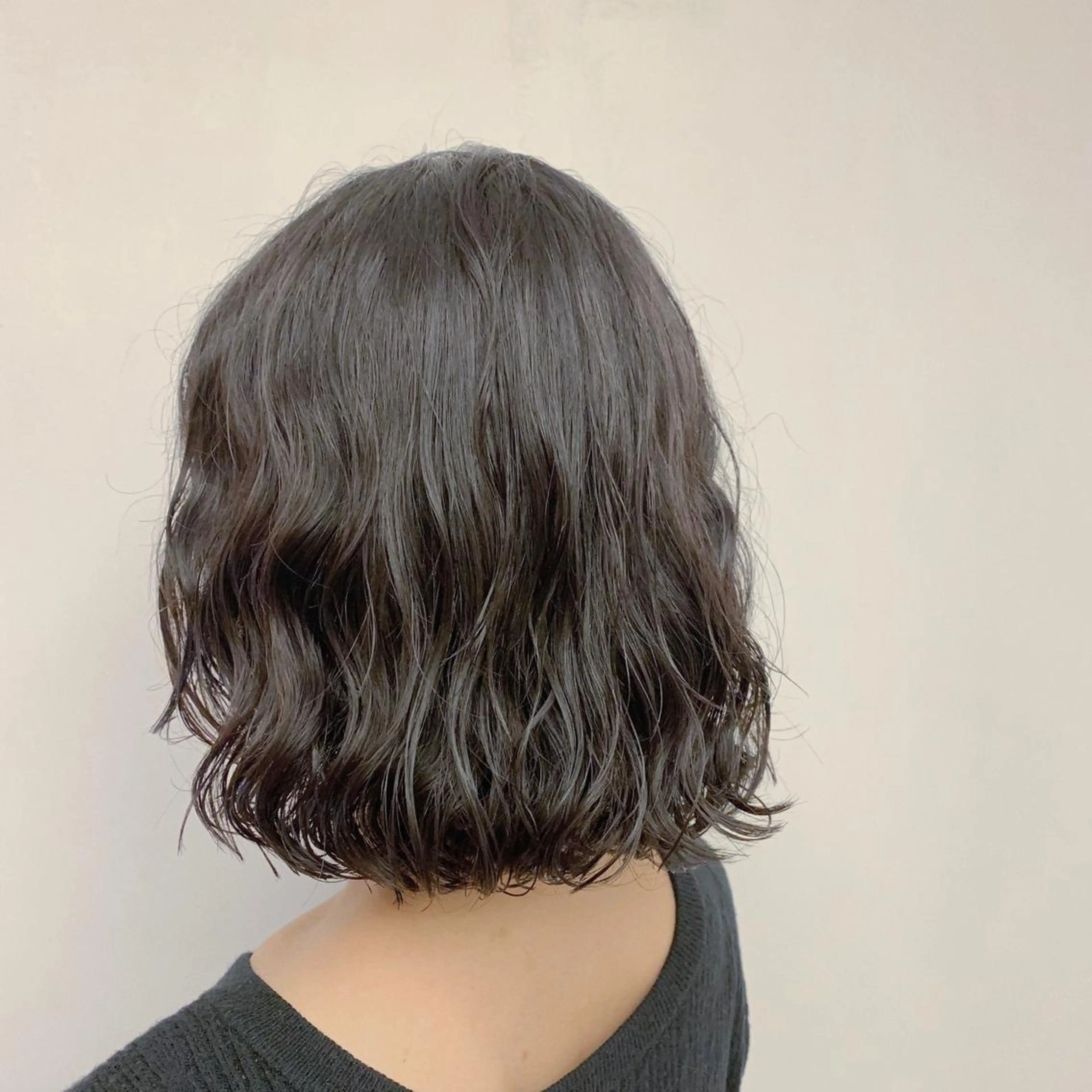 ミディアム カラー パーマ ヘアアレンジ 黒髪 透明感カラー グレージュ カット ヘアカラー トリートメント 松田 亮葉のヘアスタイル