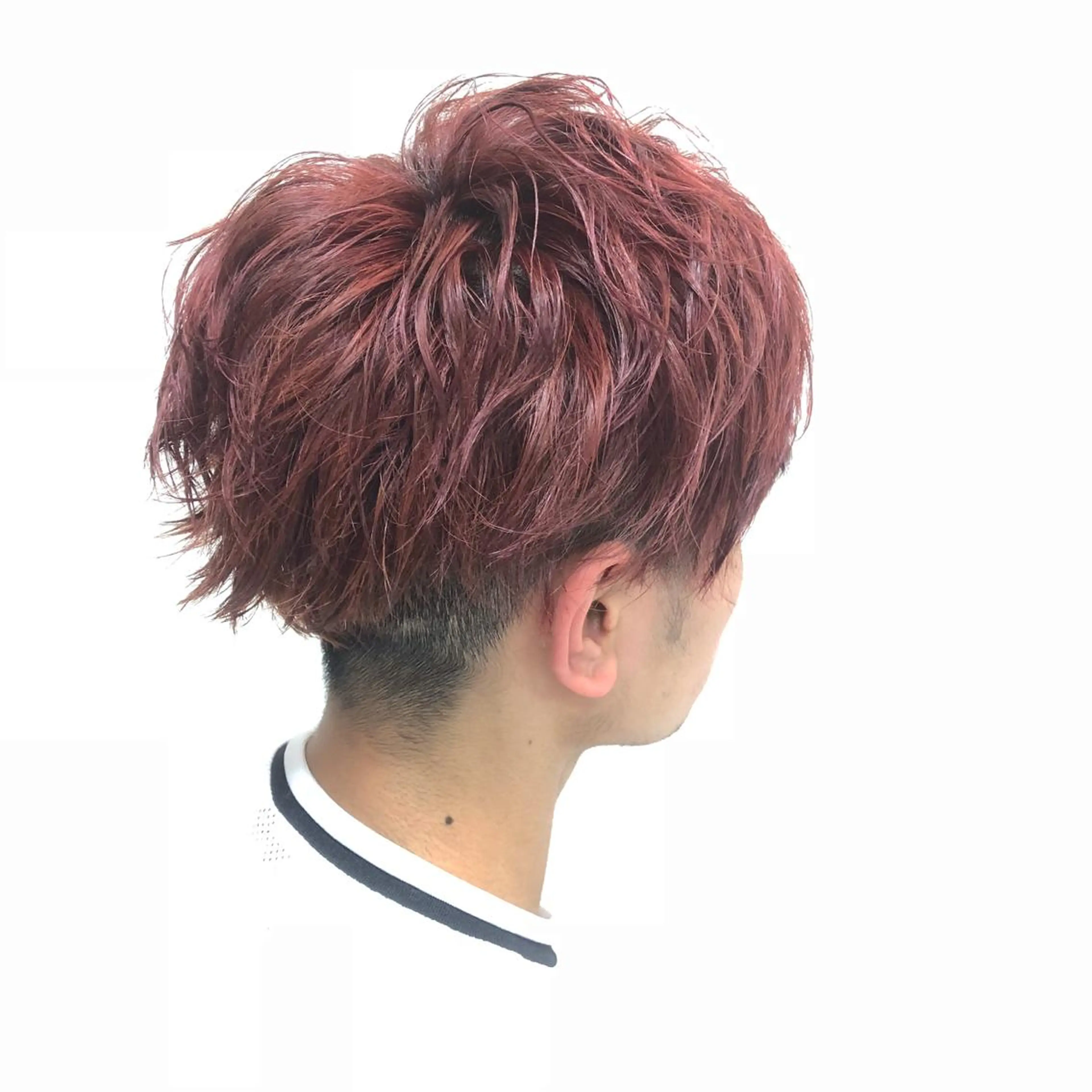 ショート カラー メンズ メンズブリーチ 刈り上げ ブリーチ ボルドーカラー レッドカラー 【骨格診断カット】 .のヘアスタイル