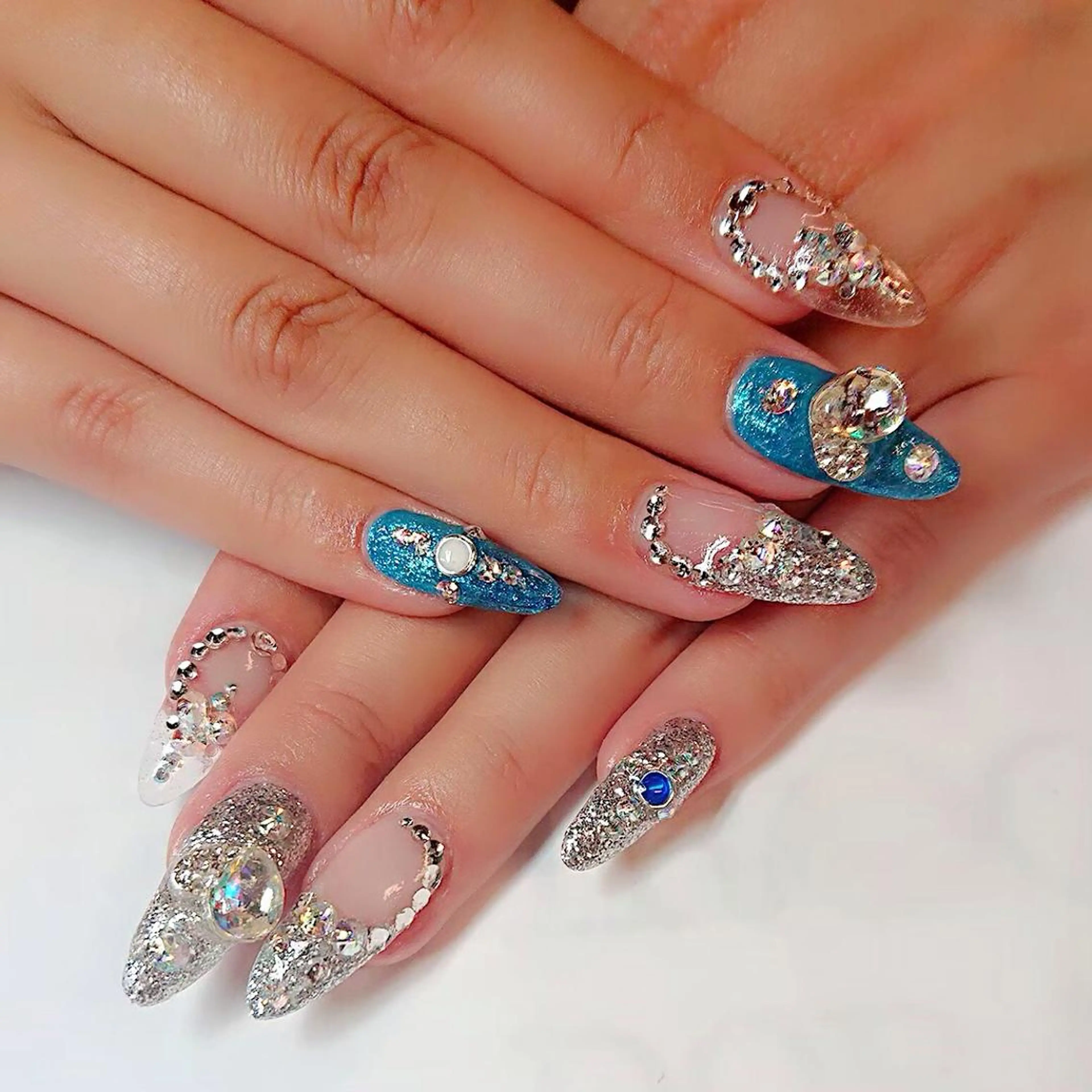 ネイル キラキラネイル ハンドネイル 🦋AYNIL🦋 ナチュラル専門店♥️のネイルデザイン