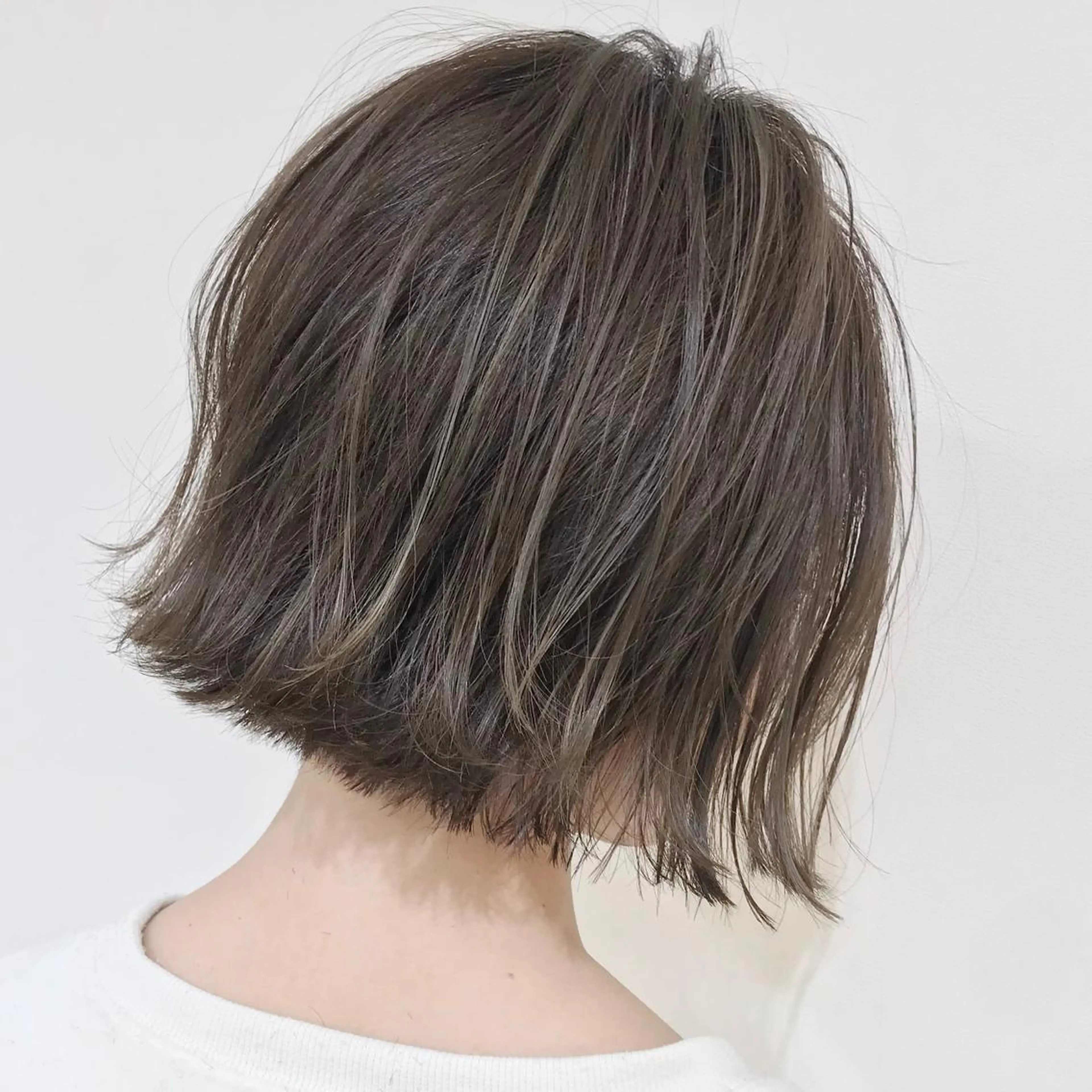 ショート カラー 切りっぱなしボブ グレージュ ハイライトカラー ボブ ハイライト ヘアカラー トリートメント ボブ・レイヤーカット 吉敷航一のヘアスタイル