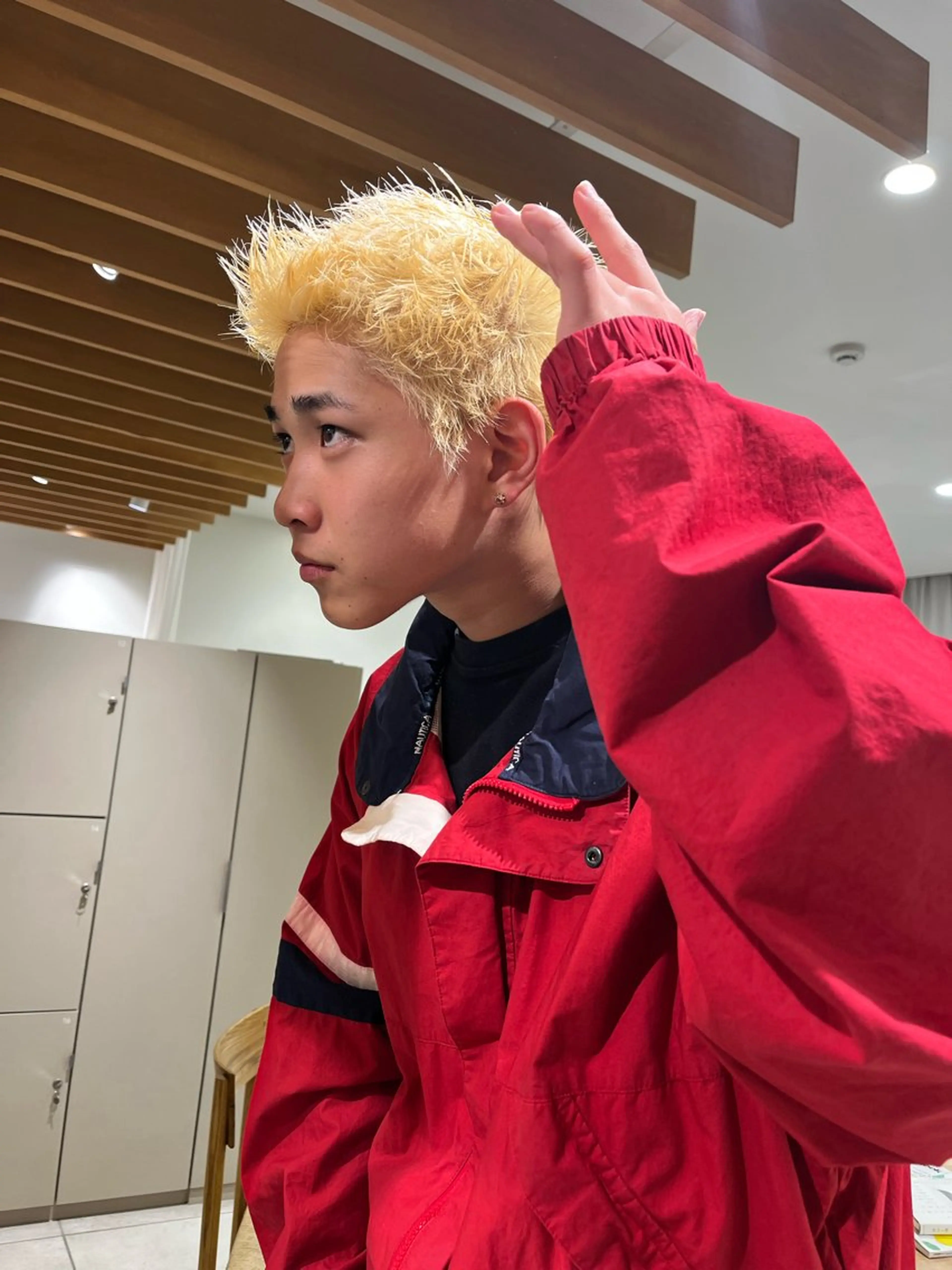 カラー メンズ メンズハイトーン スパイキーショート ブロンド ハイトーンカラー カットモデル/ 髪質改善/みわのヘアスタイル