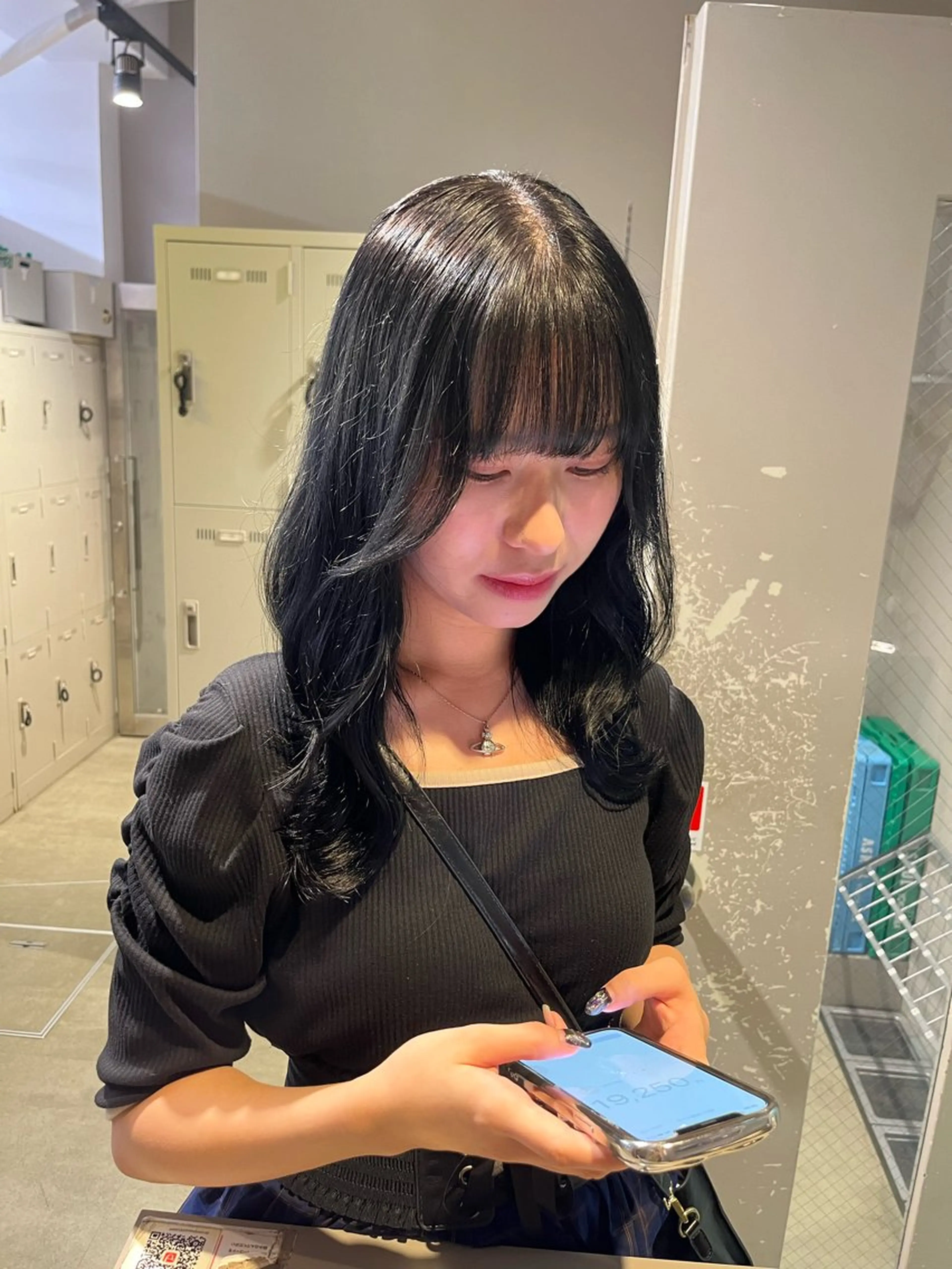 セミロング 寒色＆ブリーチ特化 寒色MiOのヘアスタイル