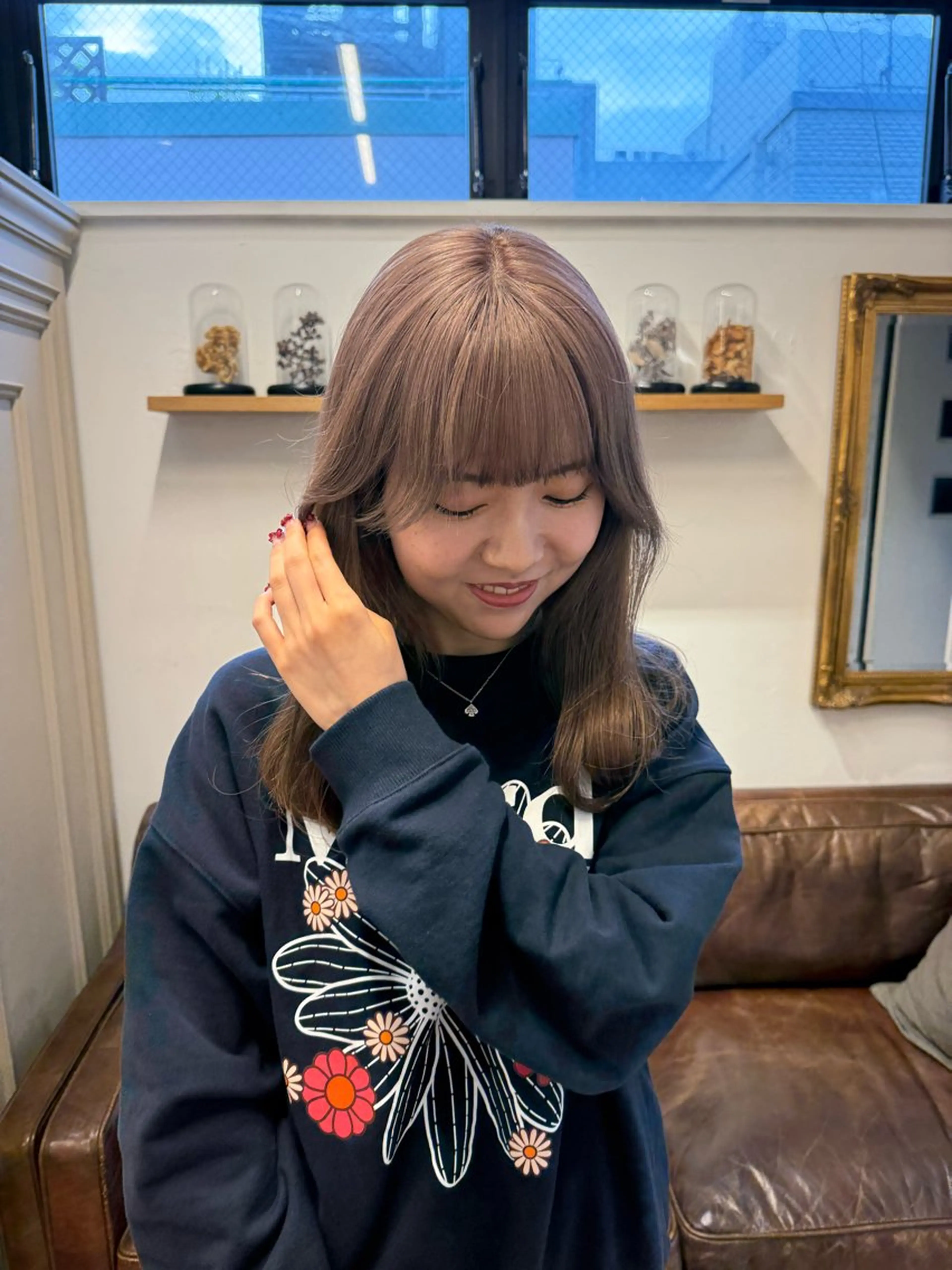 セミロング カラー ミルクティー× グレージュMOMOのヘアスタイル