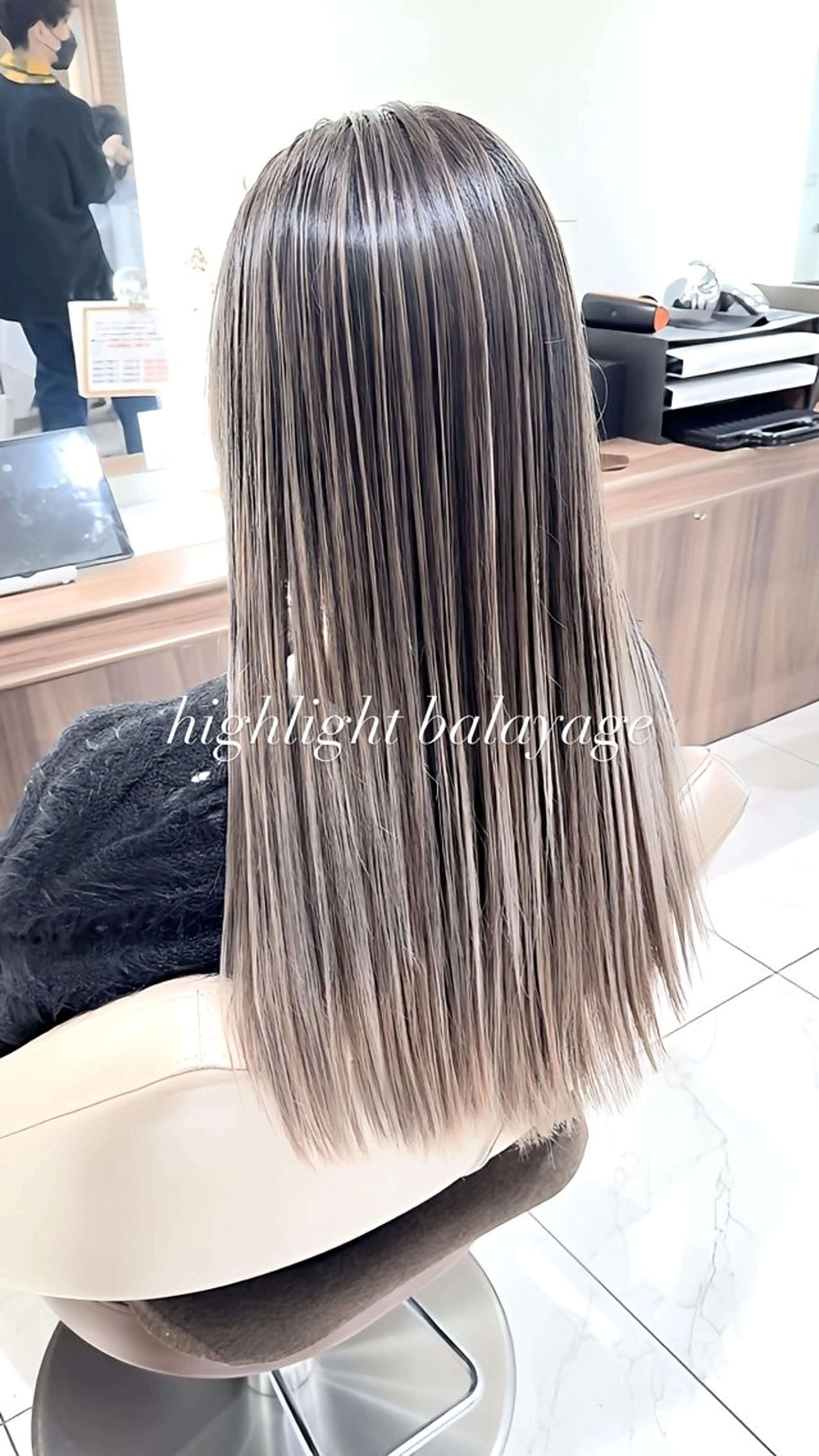 ロング カラー バレイヤージュ ベージュカラー グレージュ ハイライトカラー ミルクティーベージュ ヘアカラー トリートメント 大宮/バレイヤージュ 髪質改善/澤田隆誠のヘアスタイル