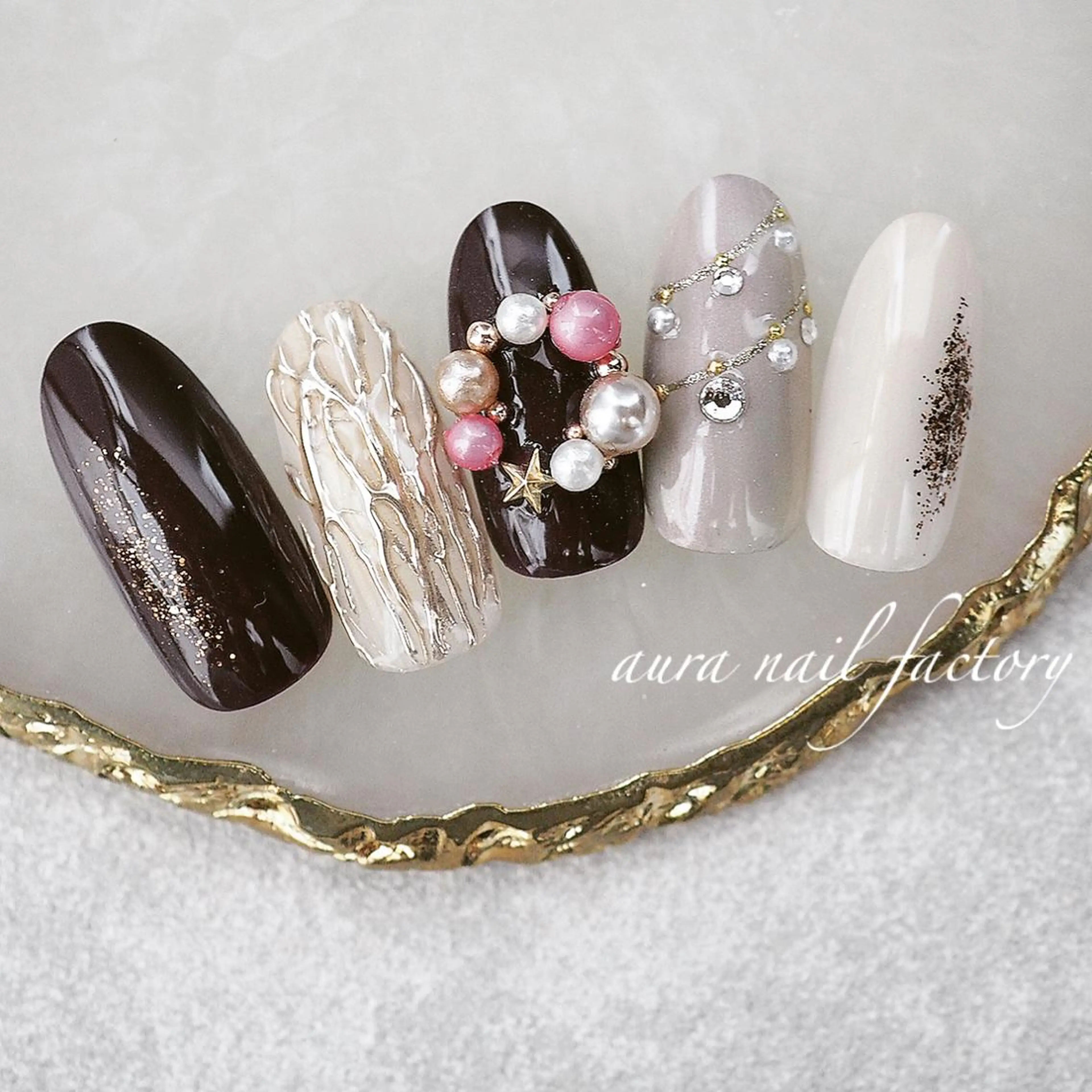 ミディアム カラー ネイル クリスマス ニュアンスネイル 赤色 冬ネイル クリスマス 赤羽 aura 深爪を断らない✨のネイルデザイン