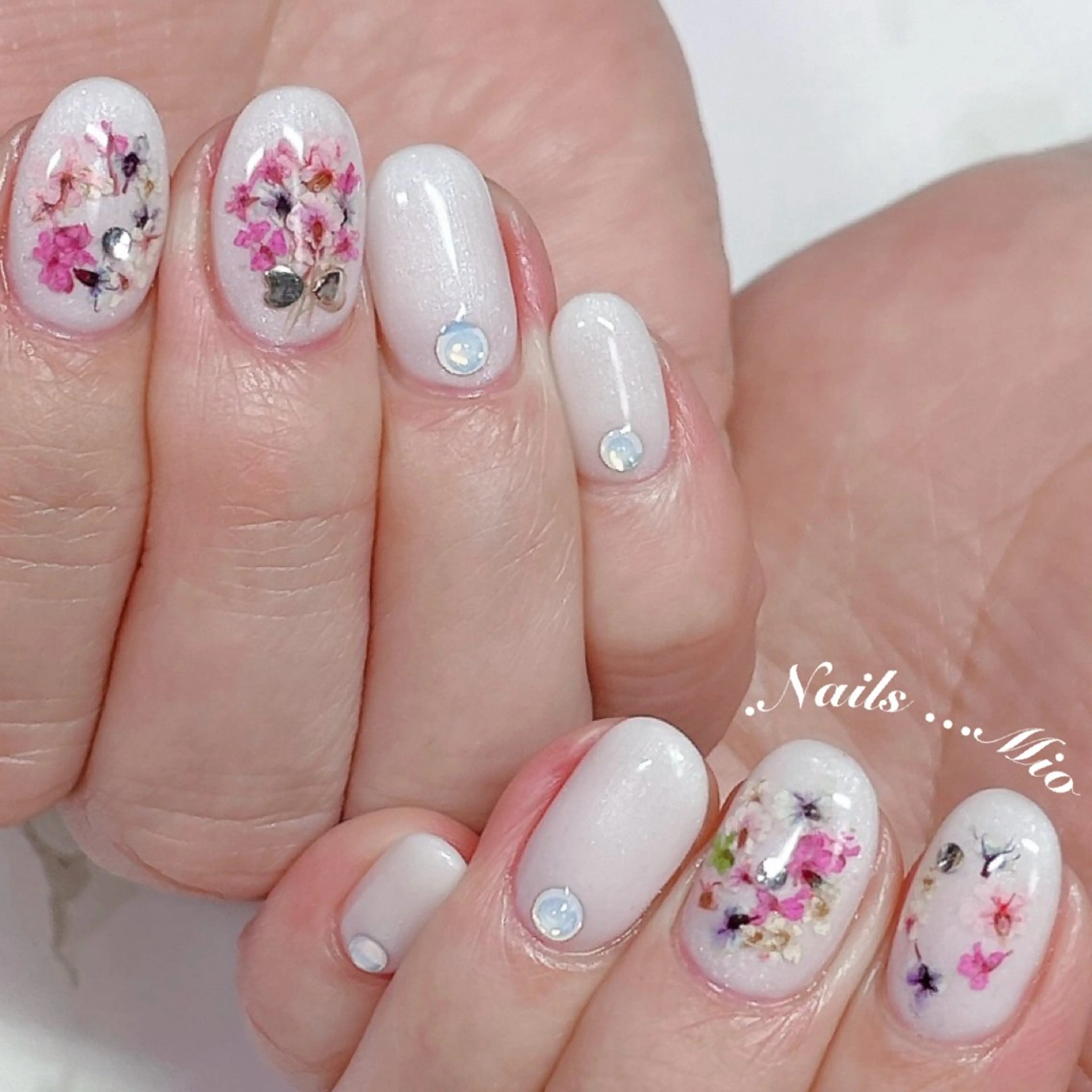 ネイル アートネイル フラワーネイル ジェルネイル ワンカラーネイル 赤色 .Nails Mio 赤羽西ネイルサロンのネイルデザイン