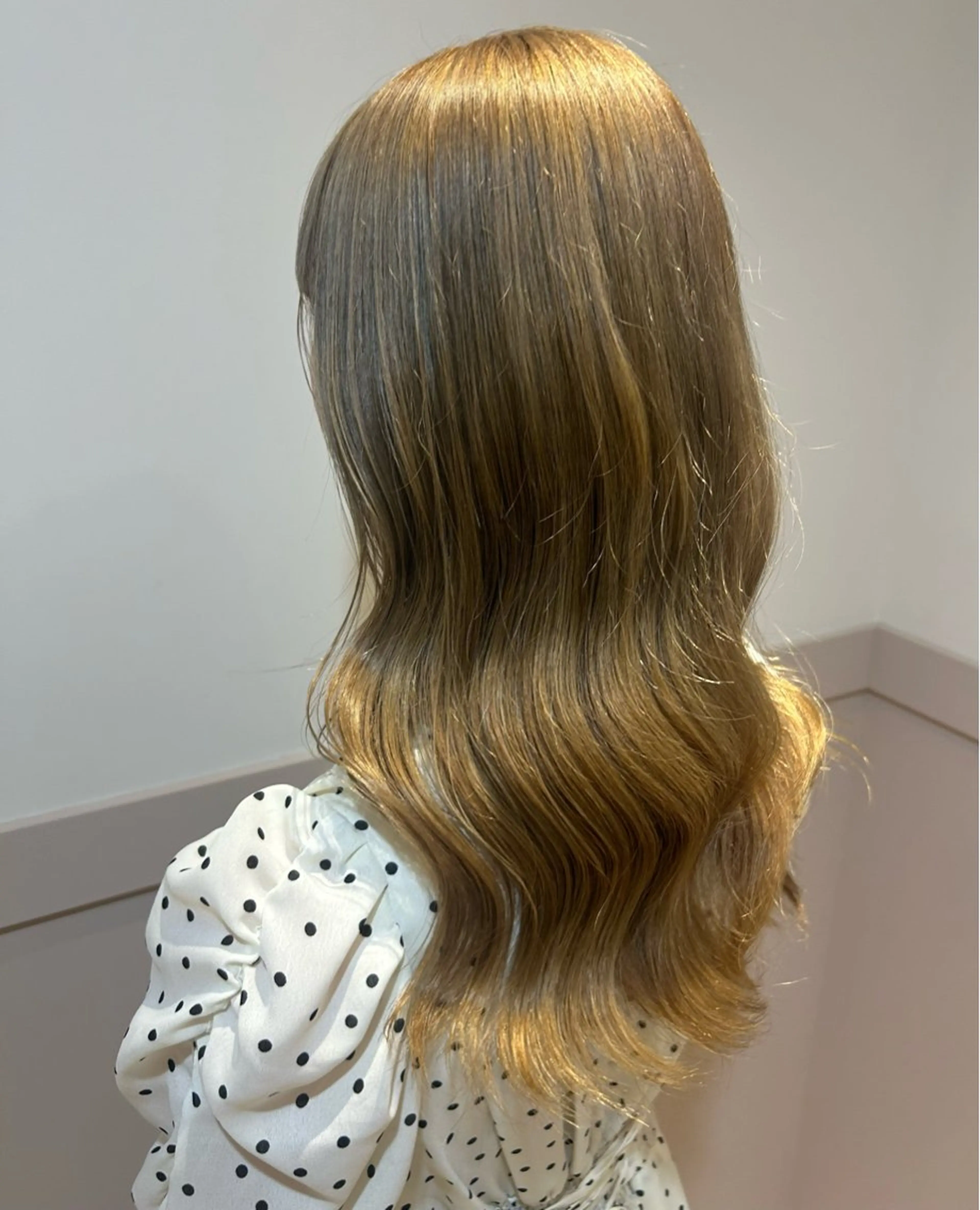 セミロング カラー ベージュカラー ブリーチ ミルクティーベージュ 大川 夏実のヘアスタイル