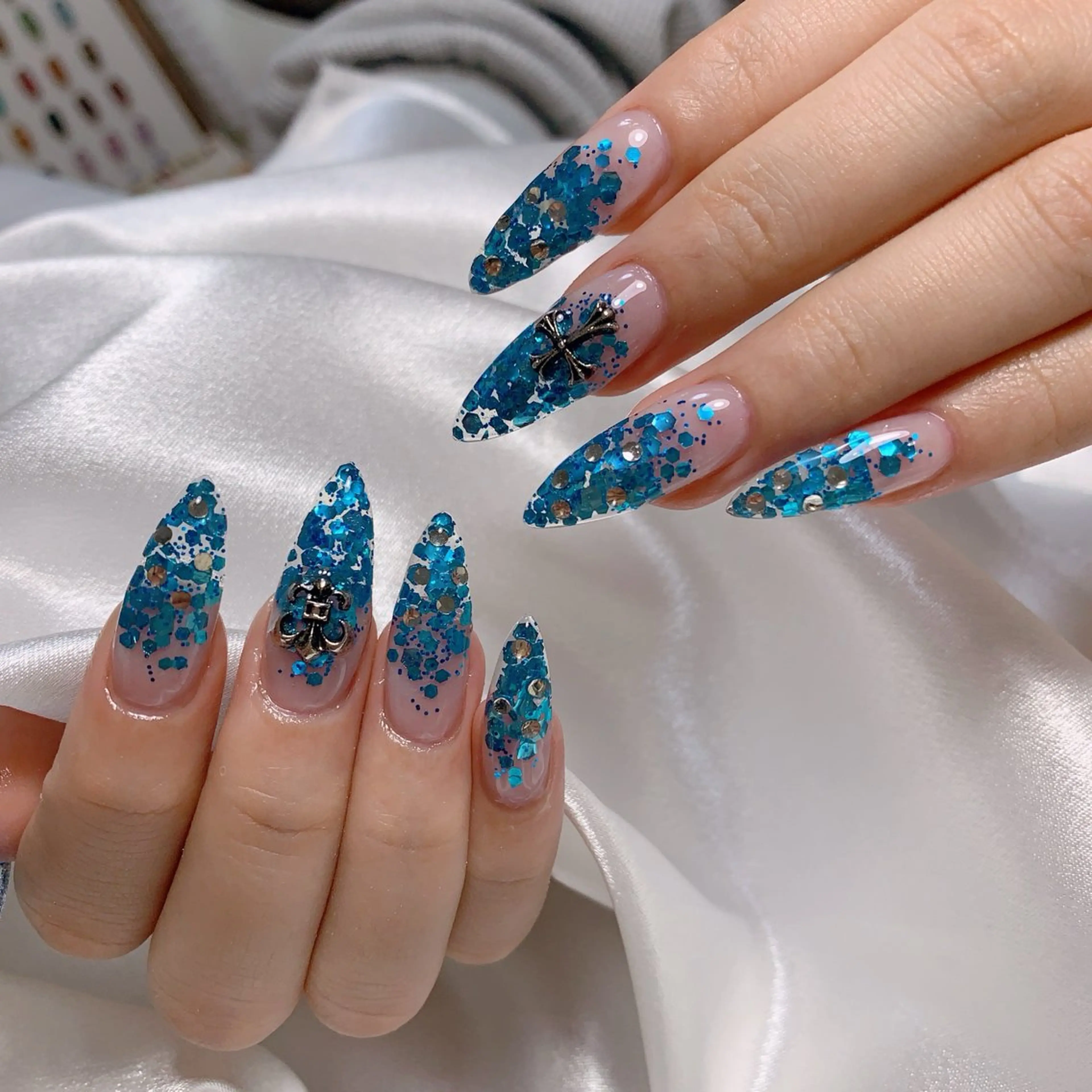 ネイル ブルー チークネイル フレンチネイル ハート ホログラムネイル ハンドネイル インフィニティ ネイルサロンのネイルデザイン
