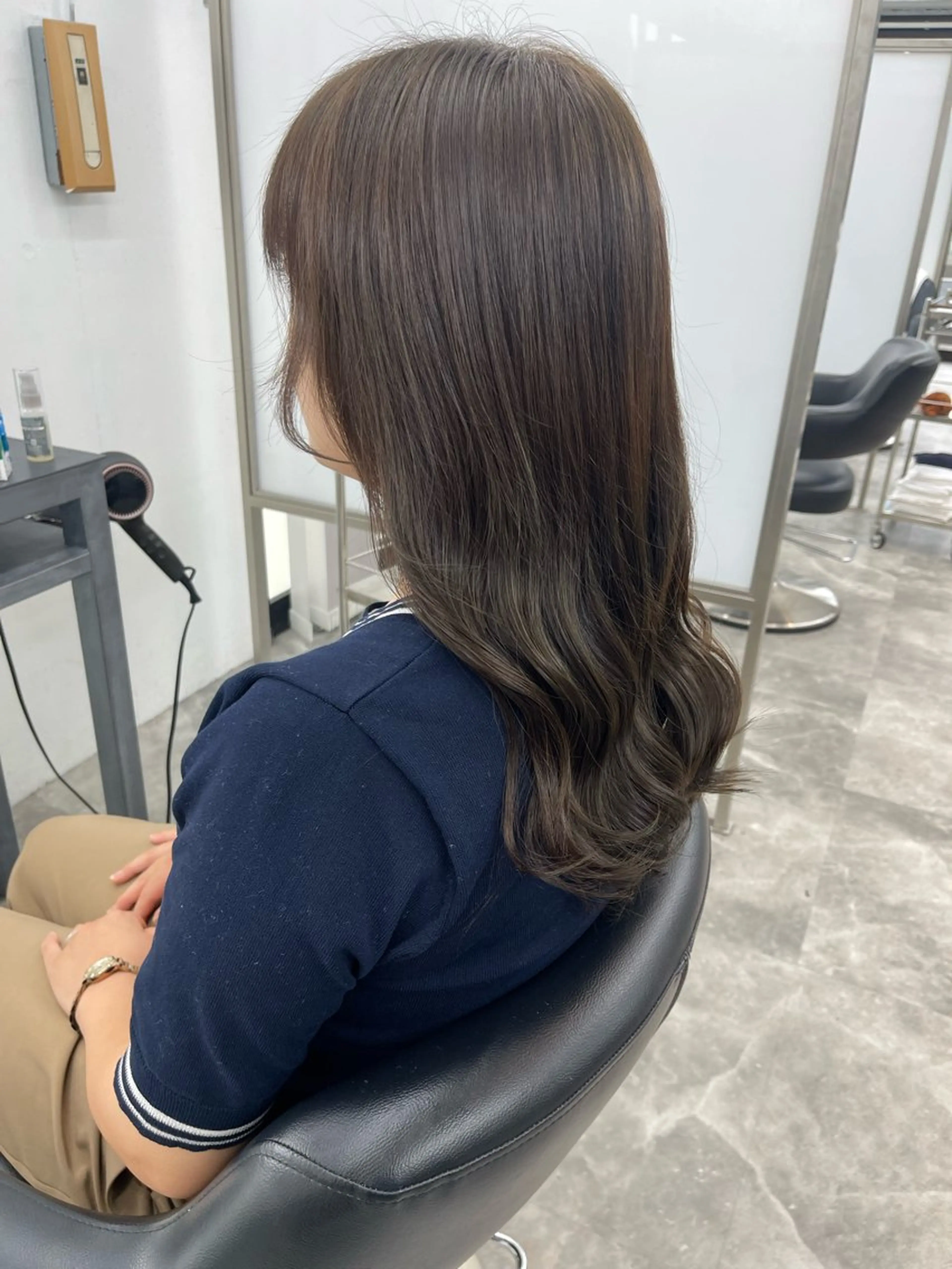 セミロング ヘアカラー 縮毛矯正🐼暖色 根本侑季のヘアスタイル