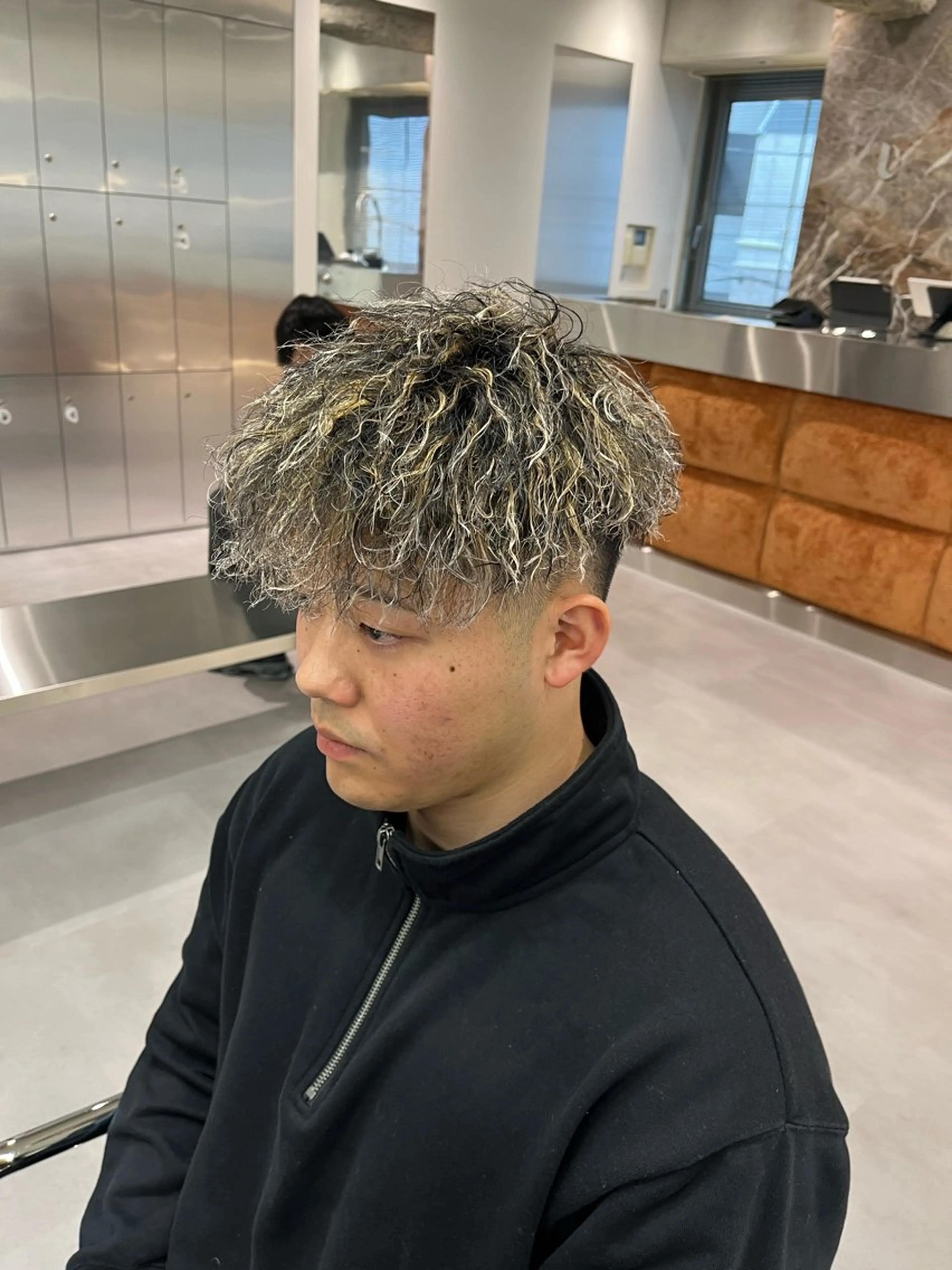 ショート ⚡メンズパーマフ ェードカットTomyのヘアスタイル