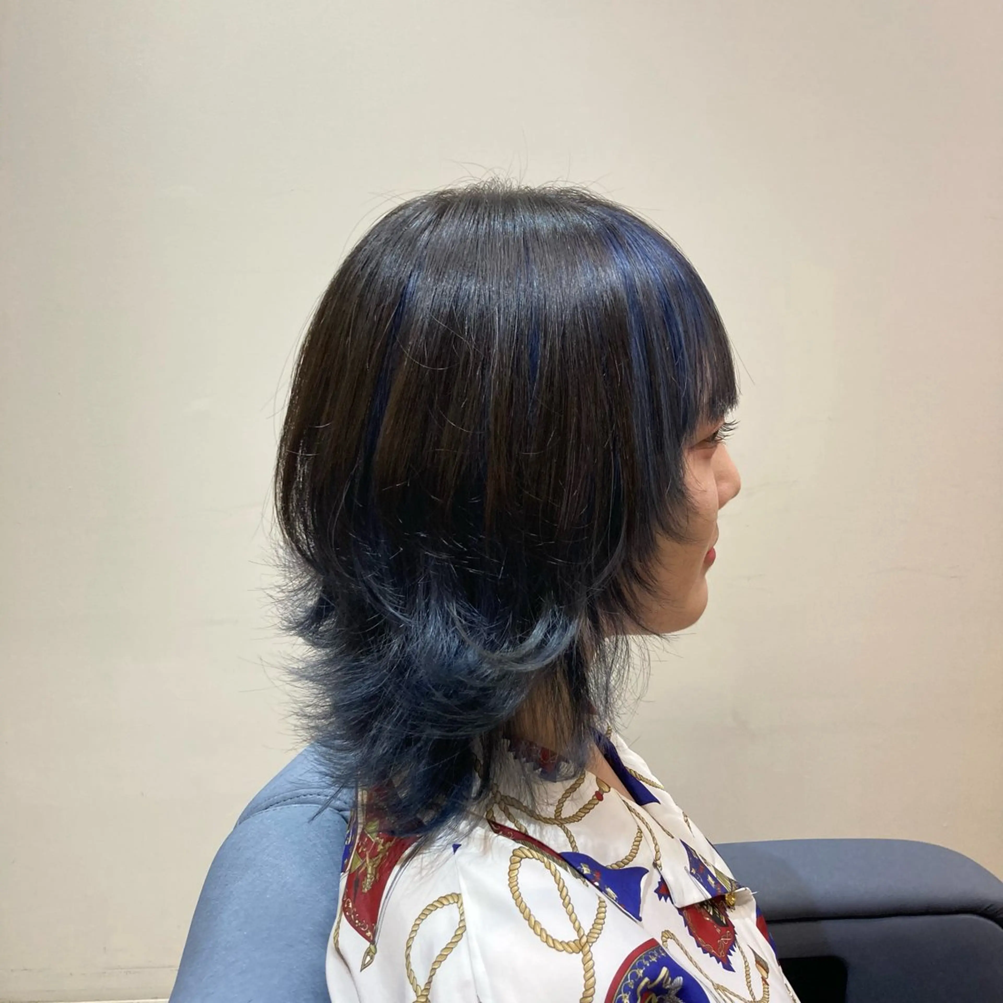 ミディアム カラー ブリーチ ブルーカラー デザインカラー ウルフカット ピンクカラー🎀 米津 美佑のヘアスタイル