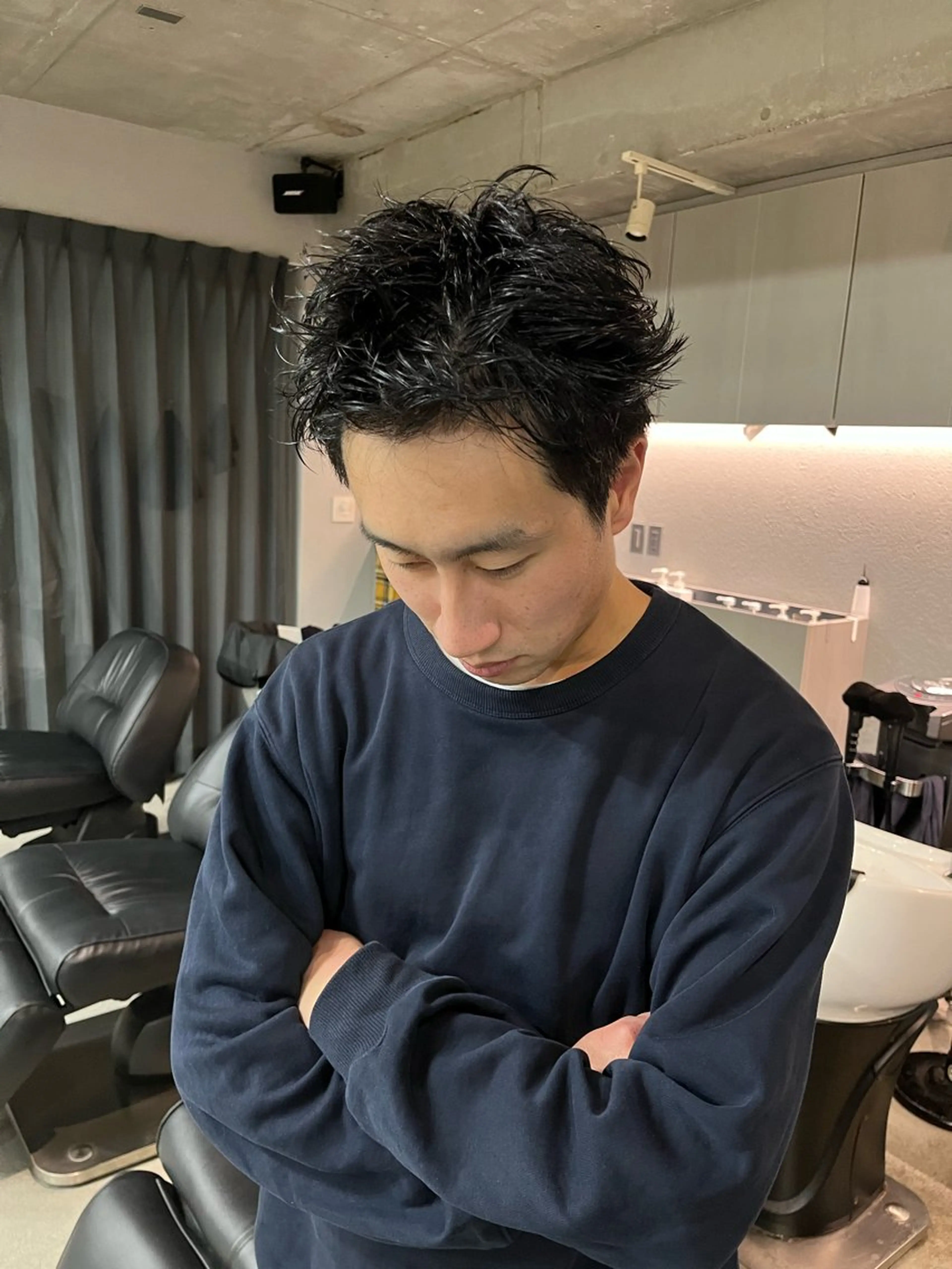 ショート メンズ 曲がる縮毛矯正 センターパートのヘアスタイル