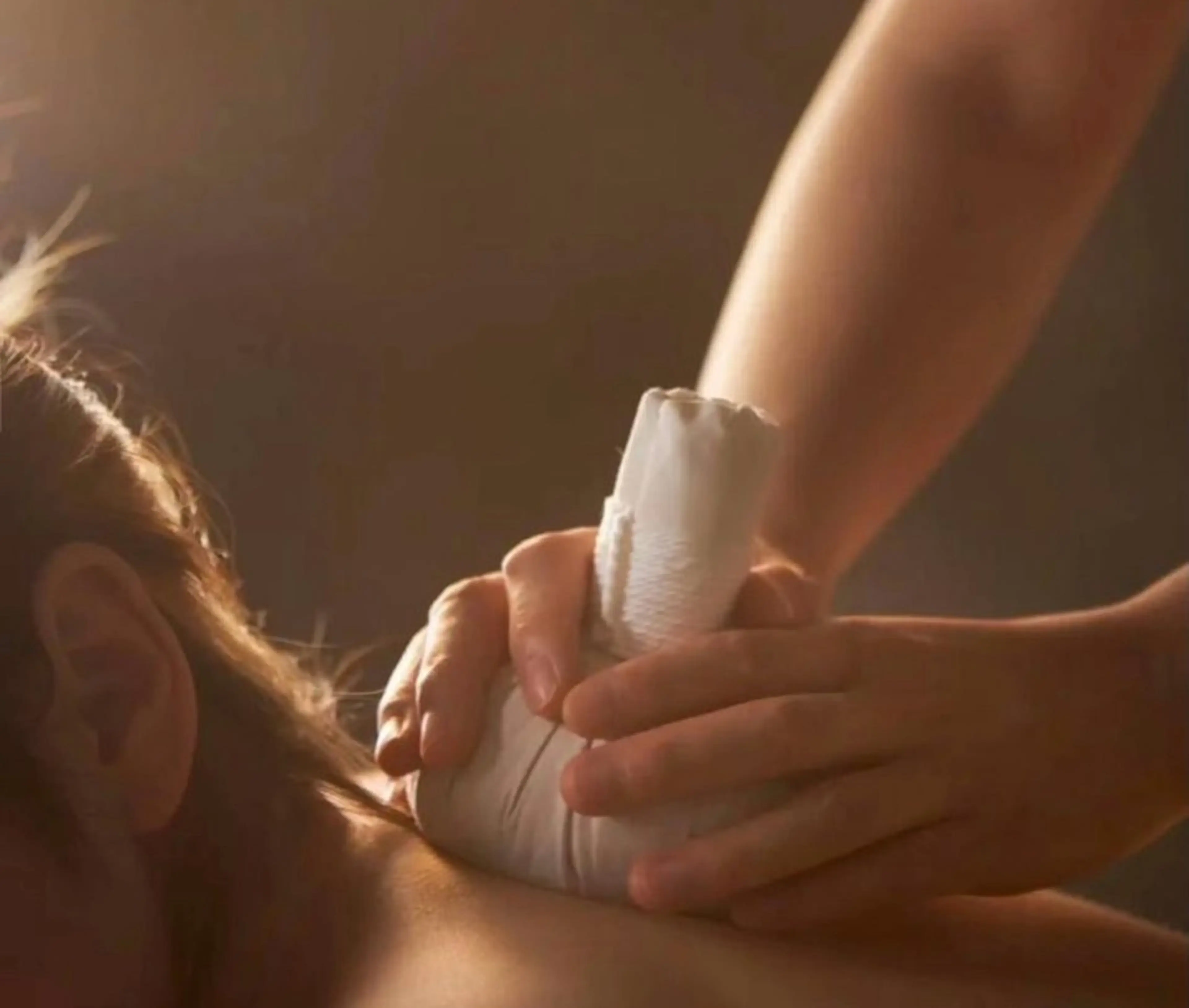 首.肩が痛いの方おすすめ☆ヘッド+上半身集中!ハーブボール付き60分5500円の写真