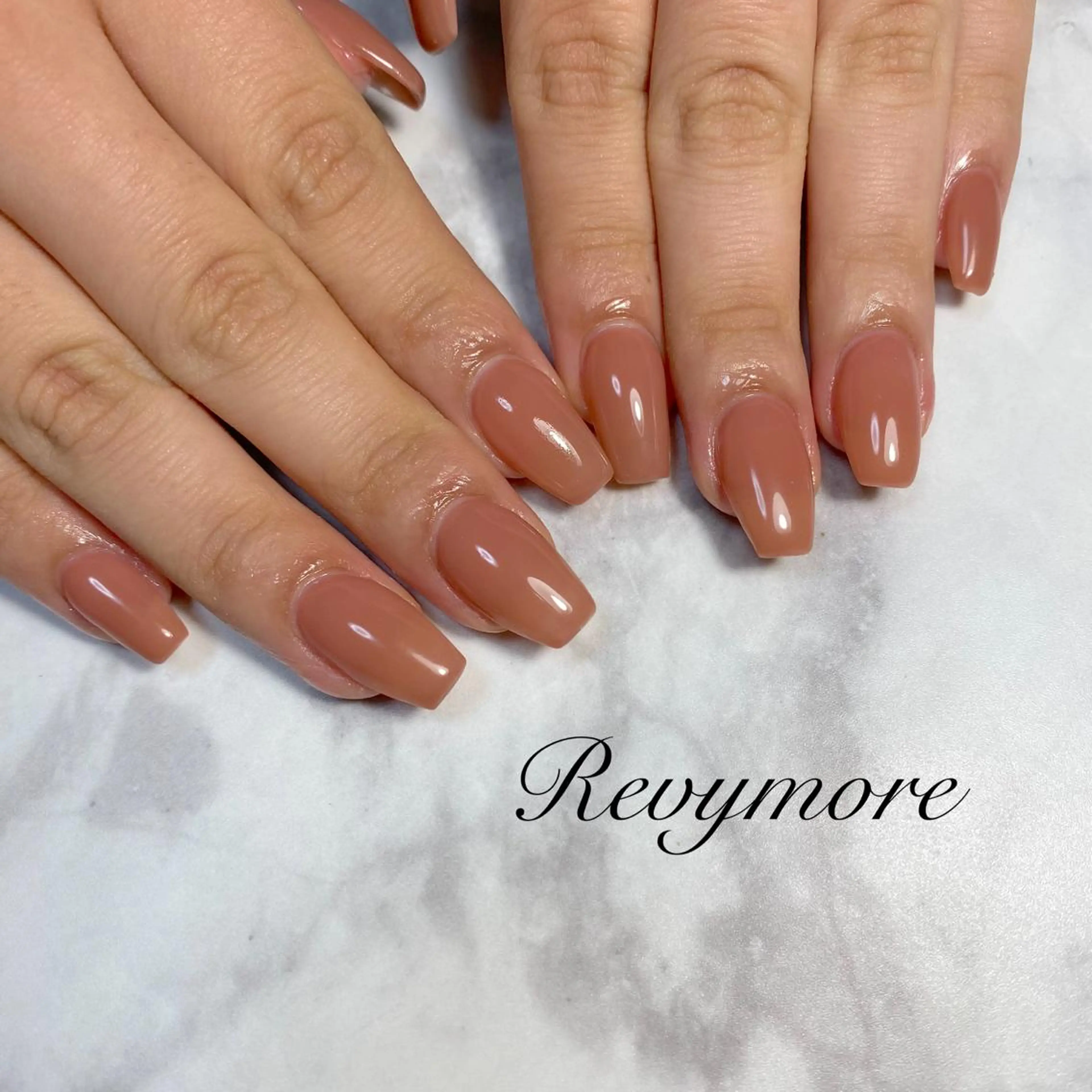 ミディアム ネイル ピンクブラウン 韓国風ヘア ブラウン ジェルネイル キラキラネイル nail salon Revymoreのネイルデザイン