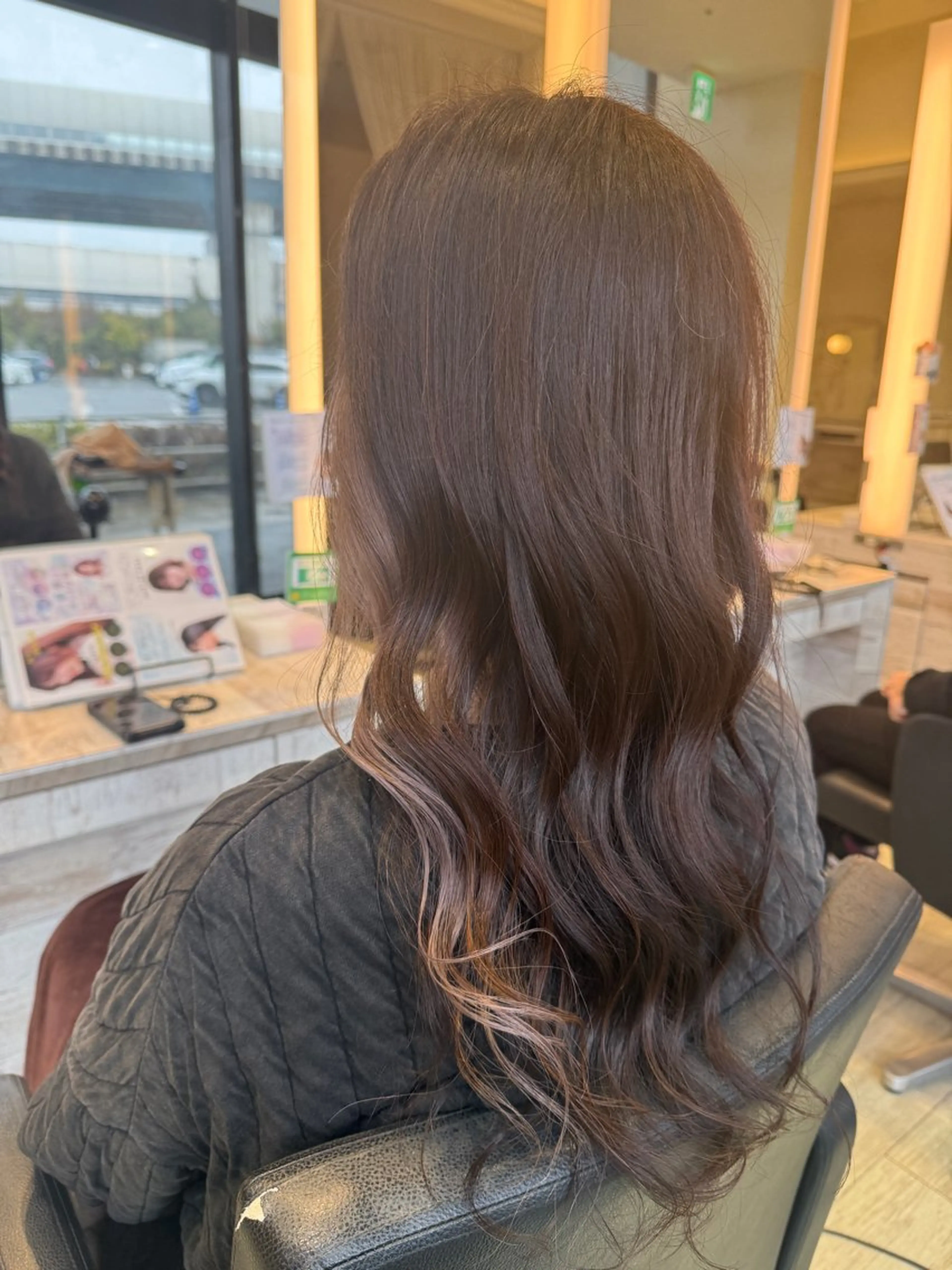 セミロング カット ヘアカラー NYNY四條畷 嶌野衣純のヘアスタイル