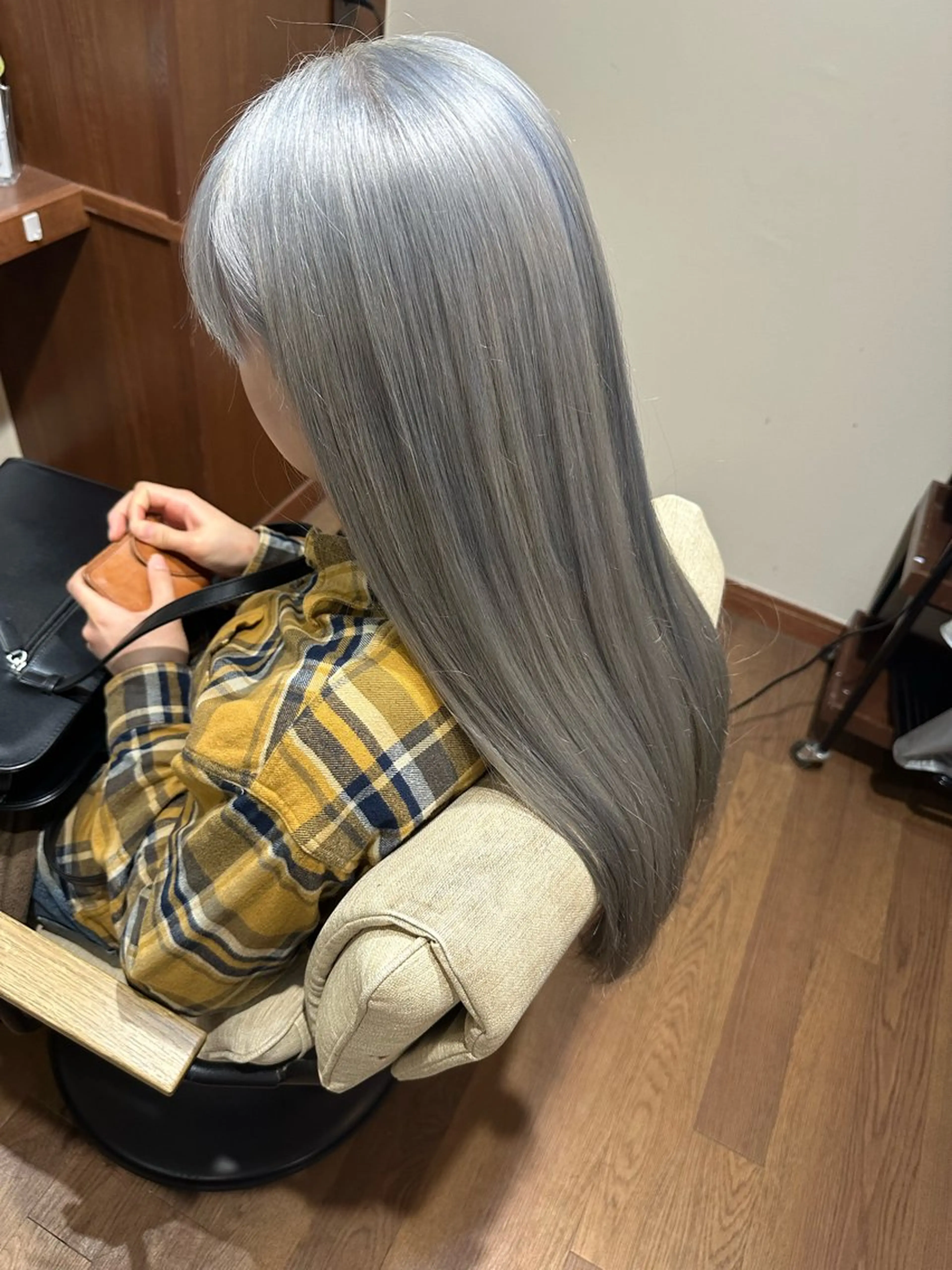 ロング カラー ブリーチ ヘアカラー トリートメント RINA .のヘアスタイル