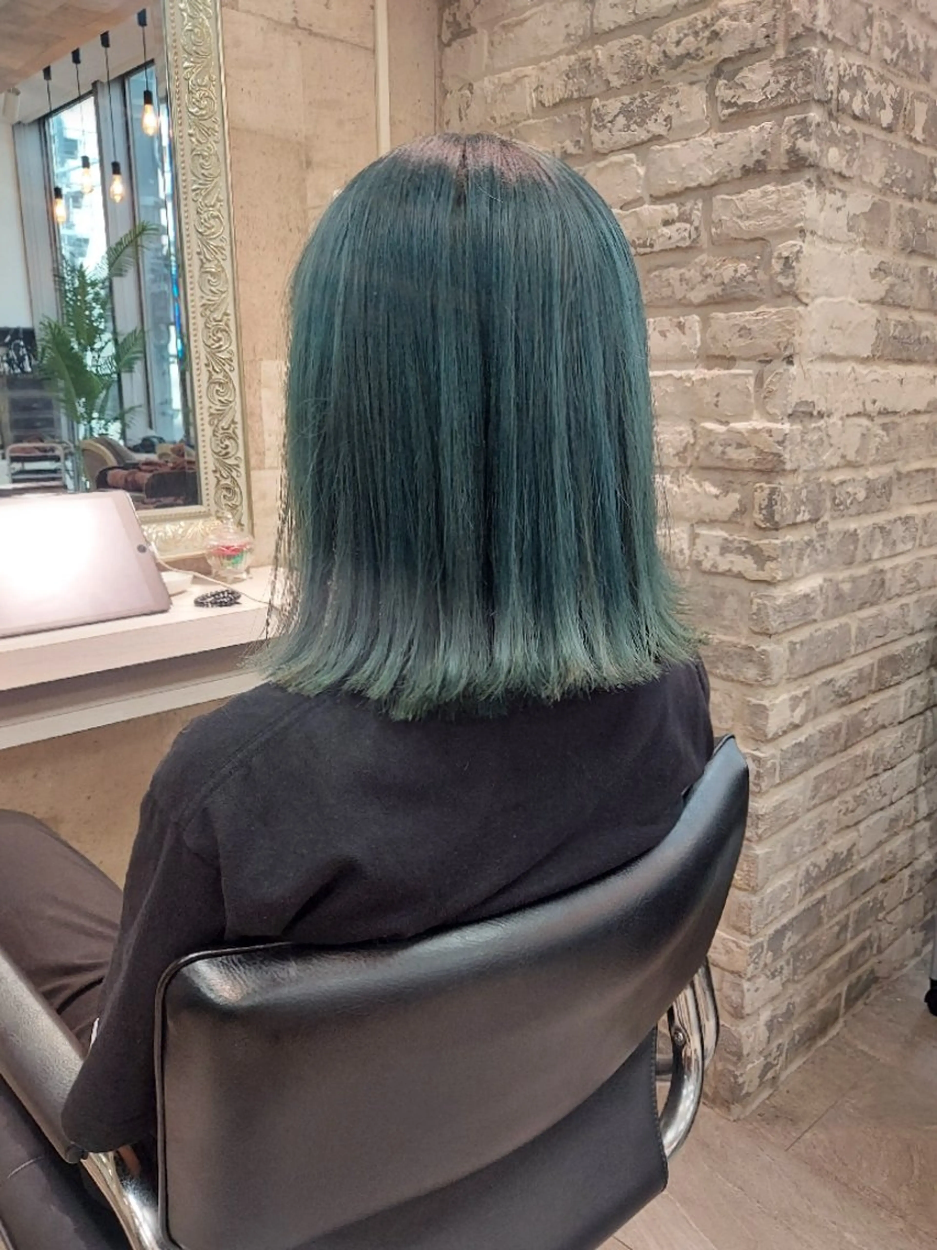 ミディアム カラー ブリーチ エメラルドグリーン ヘアカラー トリートメント ブリーチ・ハイトーン 特化🎉内山のヘアスタイル