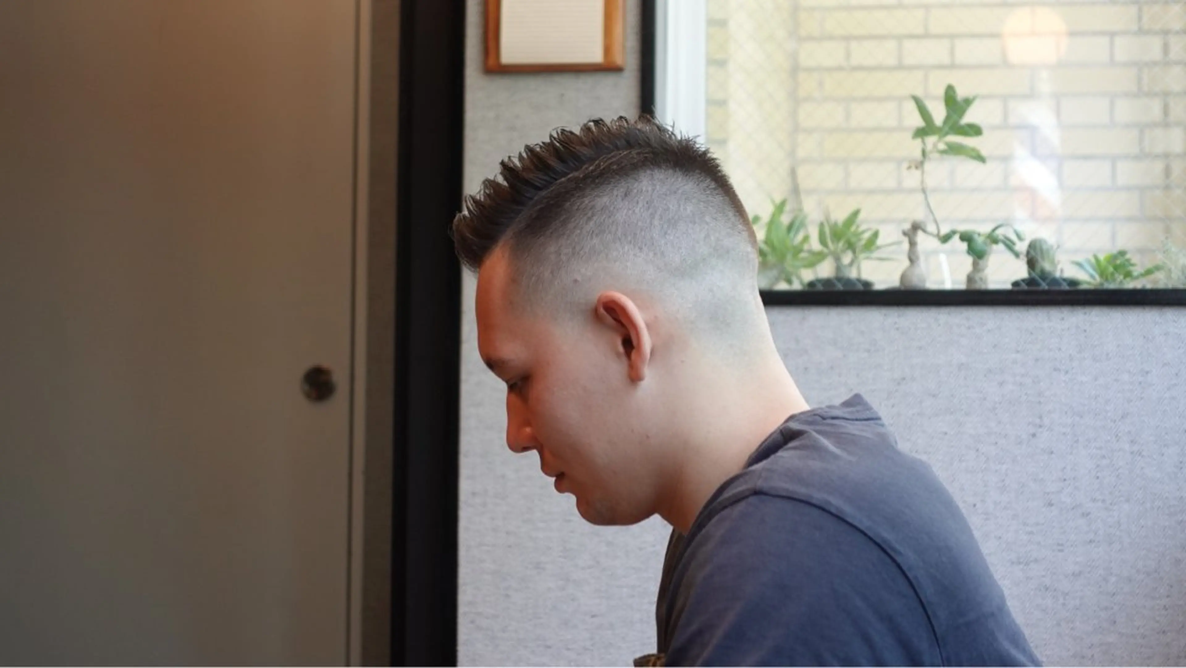 ショート メンズ フェードカット スキンフェード 外国人風カラー カット ヘアセット メンズ眉毛ワックス 青山英憲のヘアスタイル