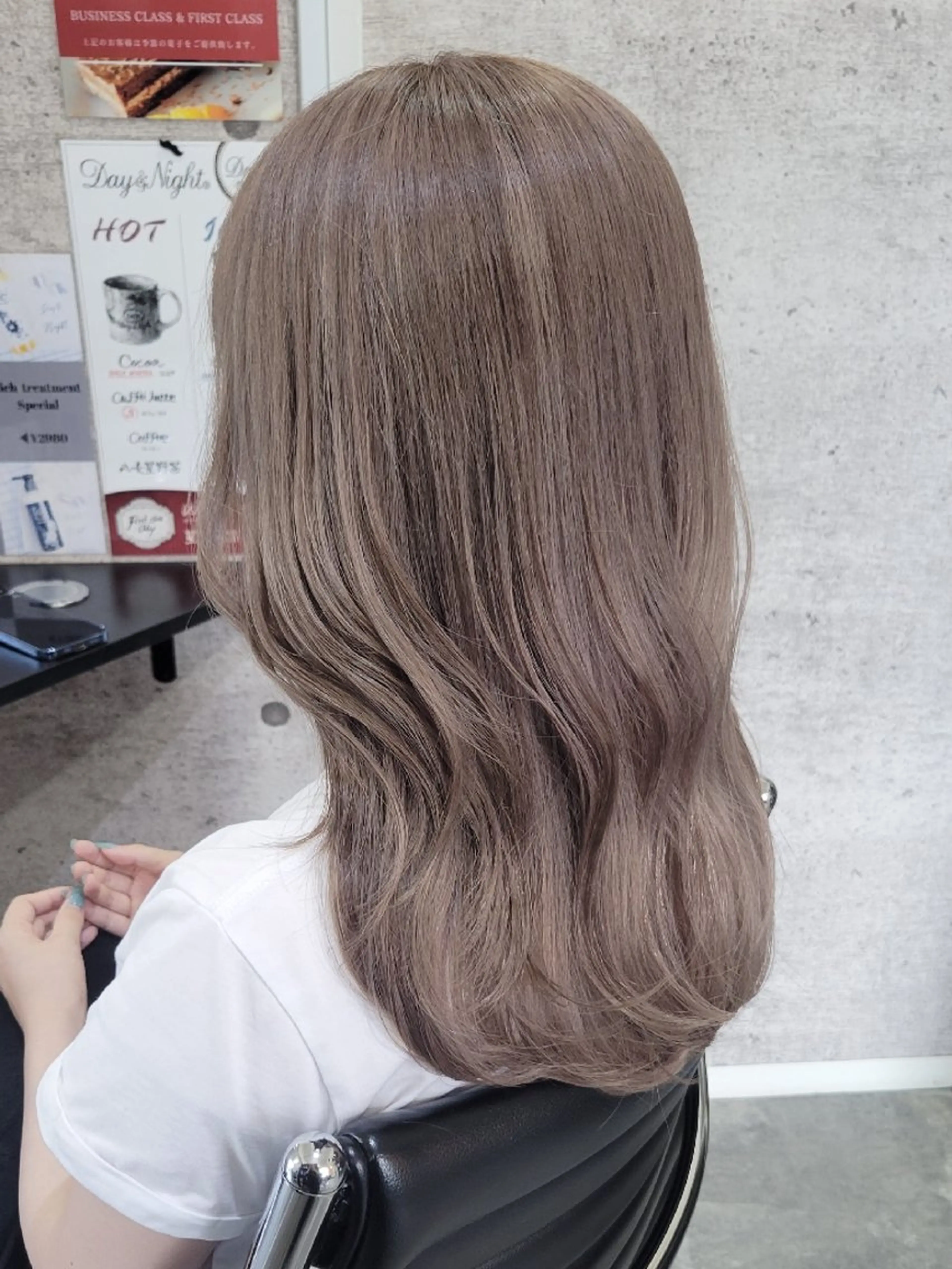 セミロング カラー ブリーチ ハイトーンカラー Day&Night [店長]Chiakiのヘアスタイル