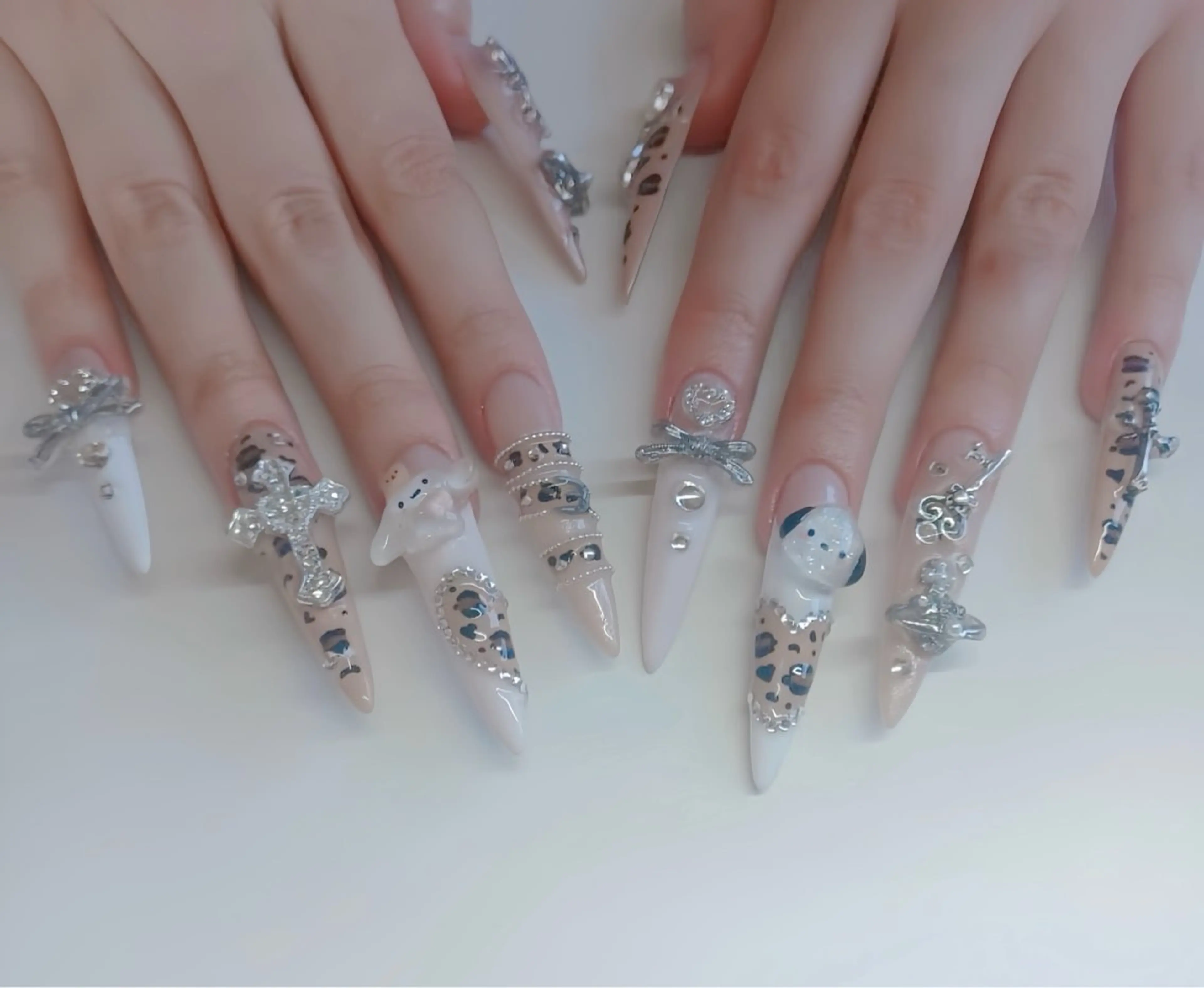 ネイル オーロラネイル チークネイル 桜ネイル クリアネイル ドット ハンドネイル Rin Nail 新大久保店のネイルデザイン