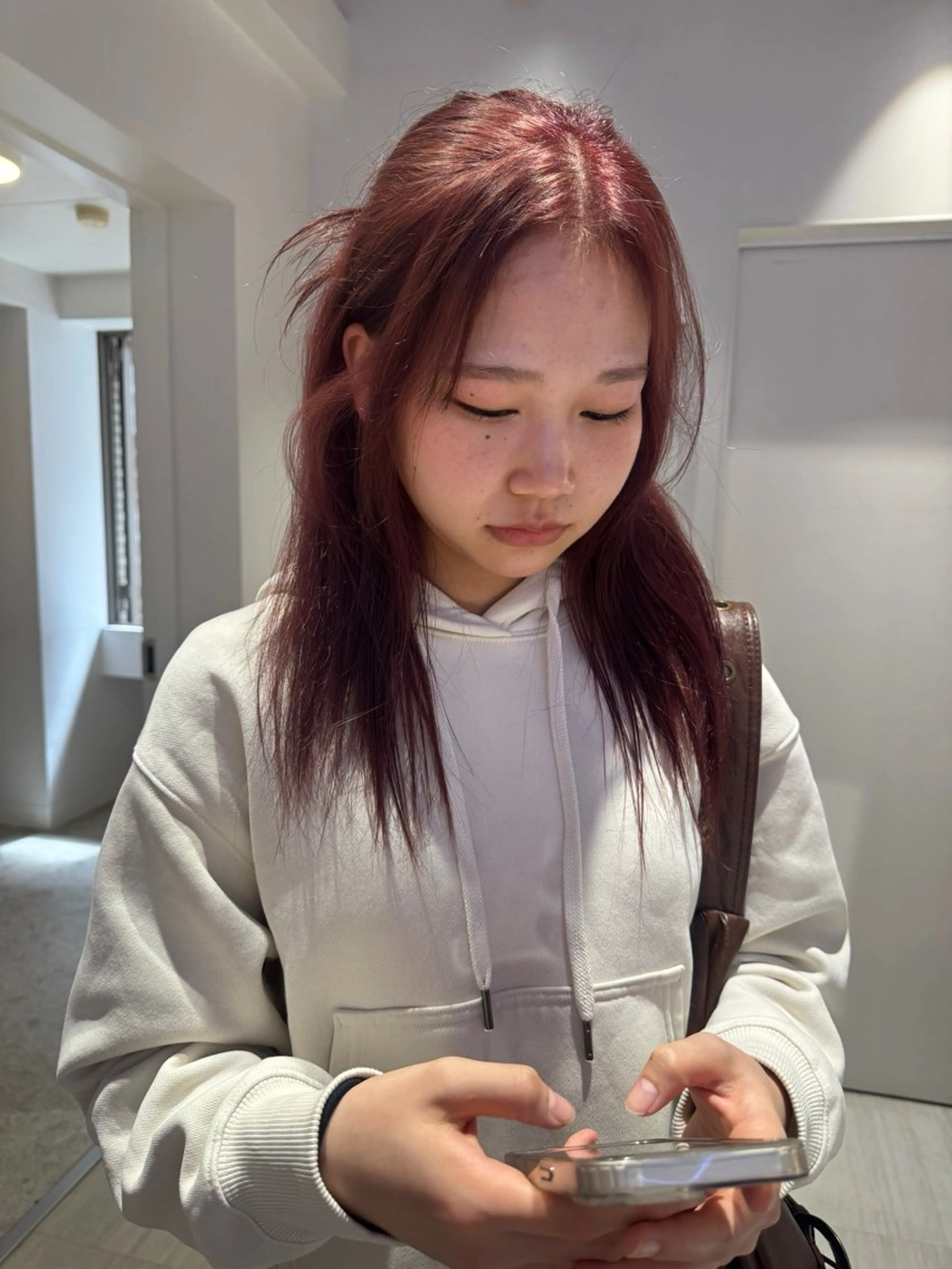 セミロング カラー レッドカラー カット ヘアカラー トリートメント Ami/艶カラー/ レイヤー/ハイトーンのヘアスタイル