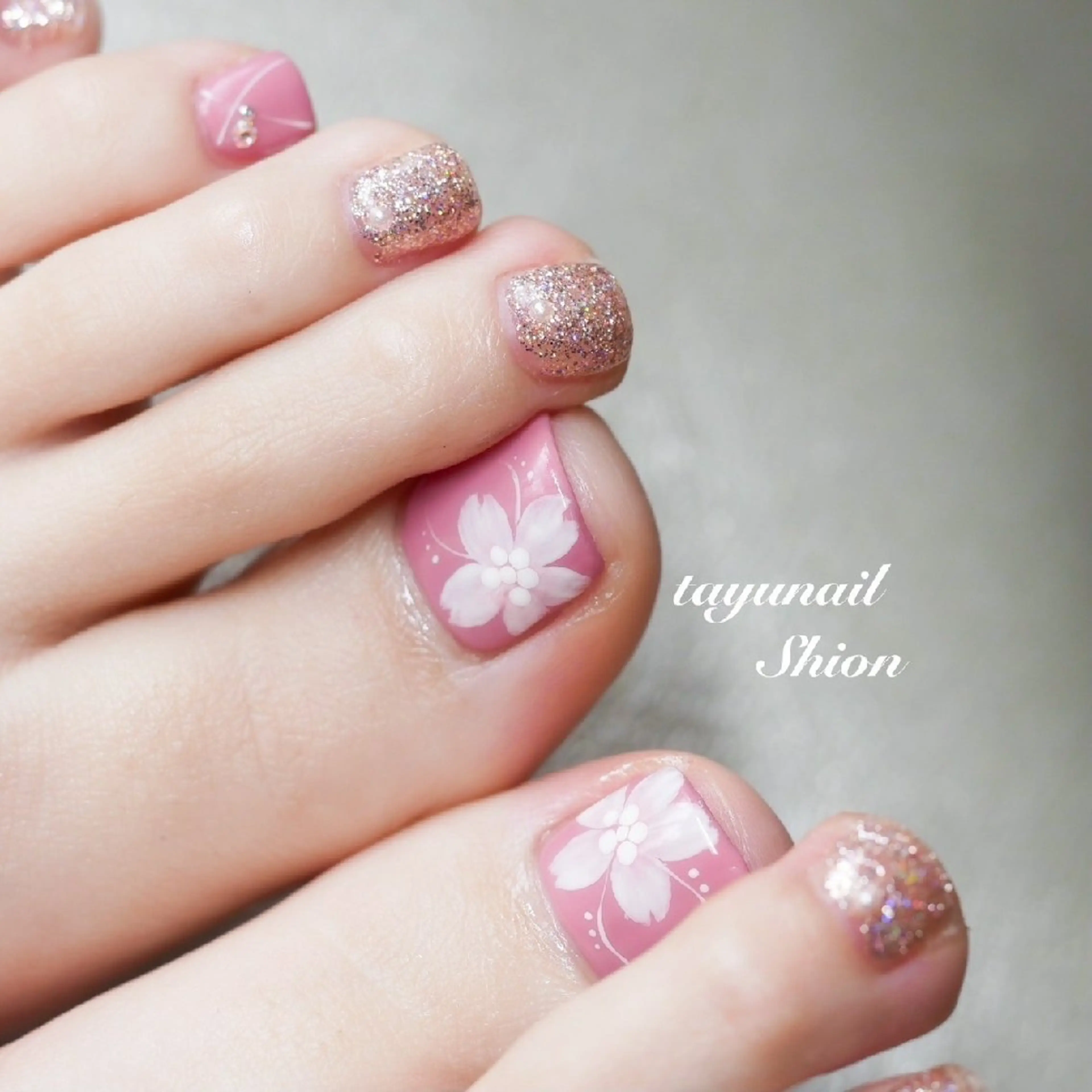 ネイル 桜ネイル フットネイル ジェルネイル ラメ(グリッター) パラジェル ネイルサロン 【たゆnail】のネイルデザイン