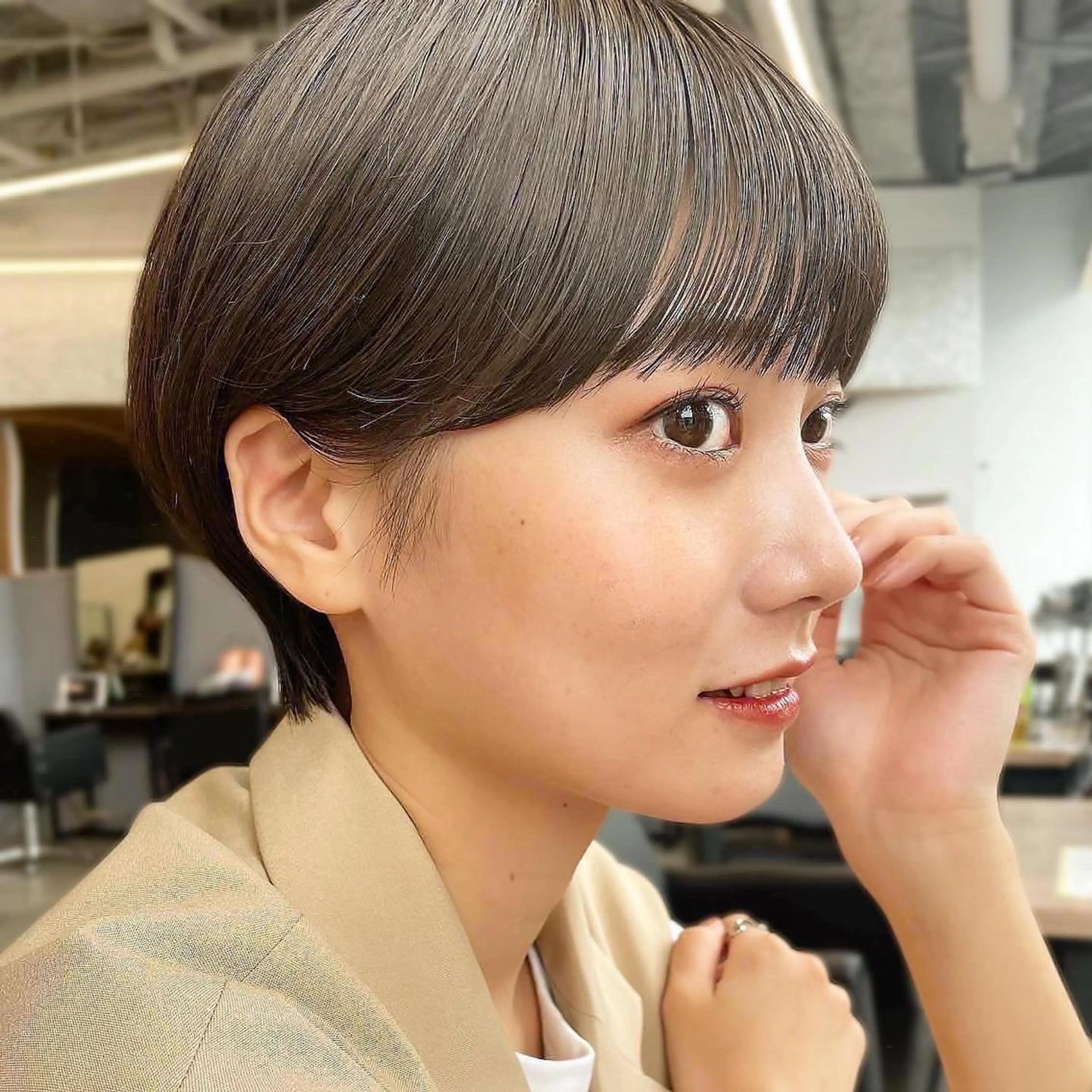 ショート カラー グレージュ オリーブグレージュ オリーブグレー ショートヘア ヘアカラー レイヤー/ショート透 明感カラー/西田祐賀のヘアスタイル