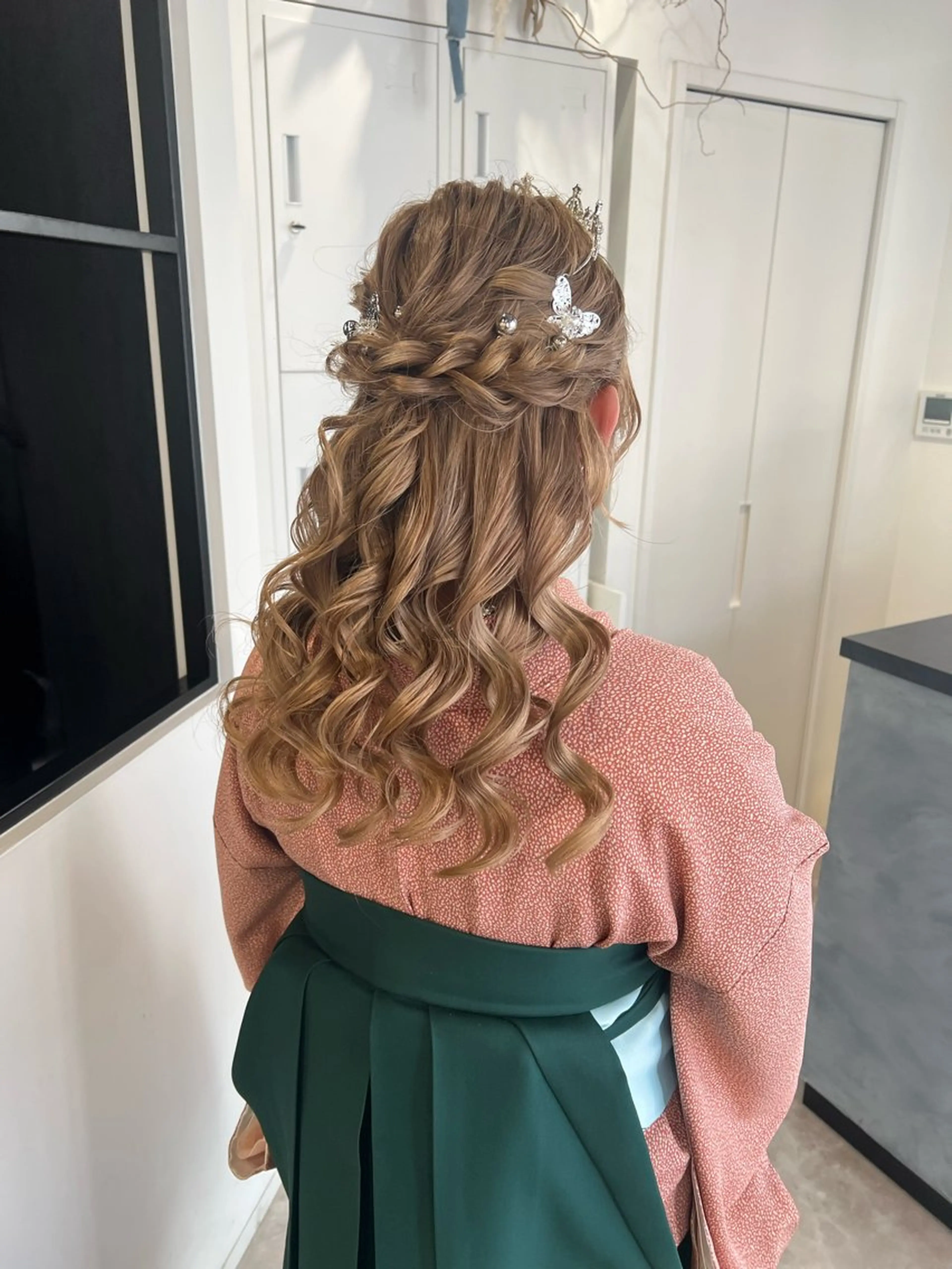 セミロング ヘアアレンジ ハーフアップ 卒業式のヘアスタイル ヘアセット 黒阪 なみのヘアスタイル