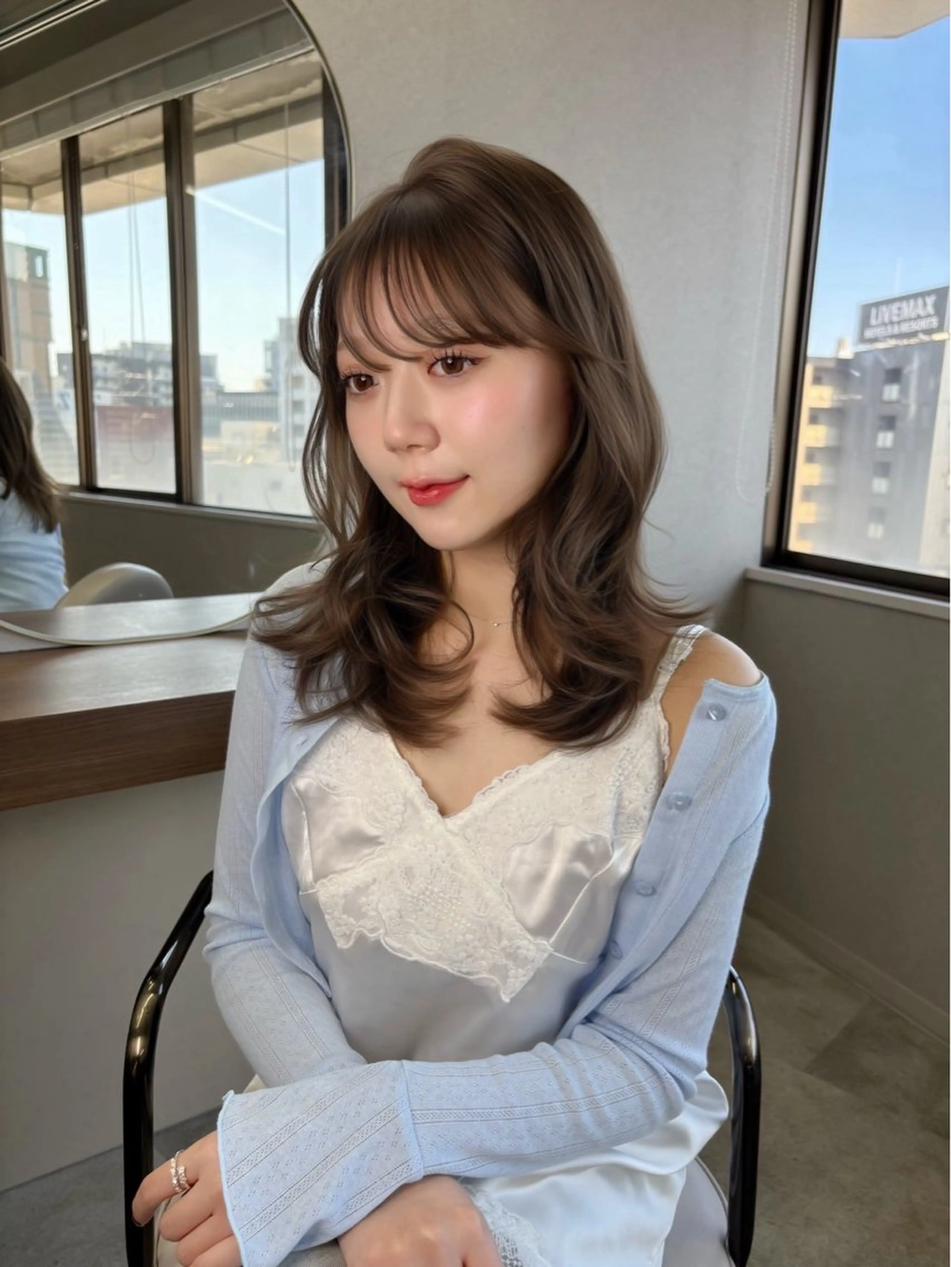ミディアム カラー ミディアムレイヤー ベージュカラー 透明感カラー ヘーゼル オリーブベージュ カット ヘアカラー トリートメント 藤野 結衣のヘアスタイル