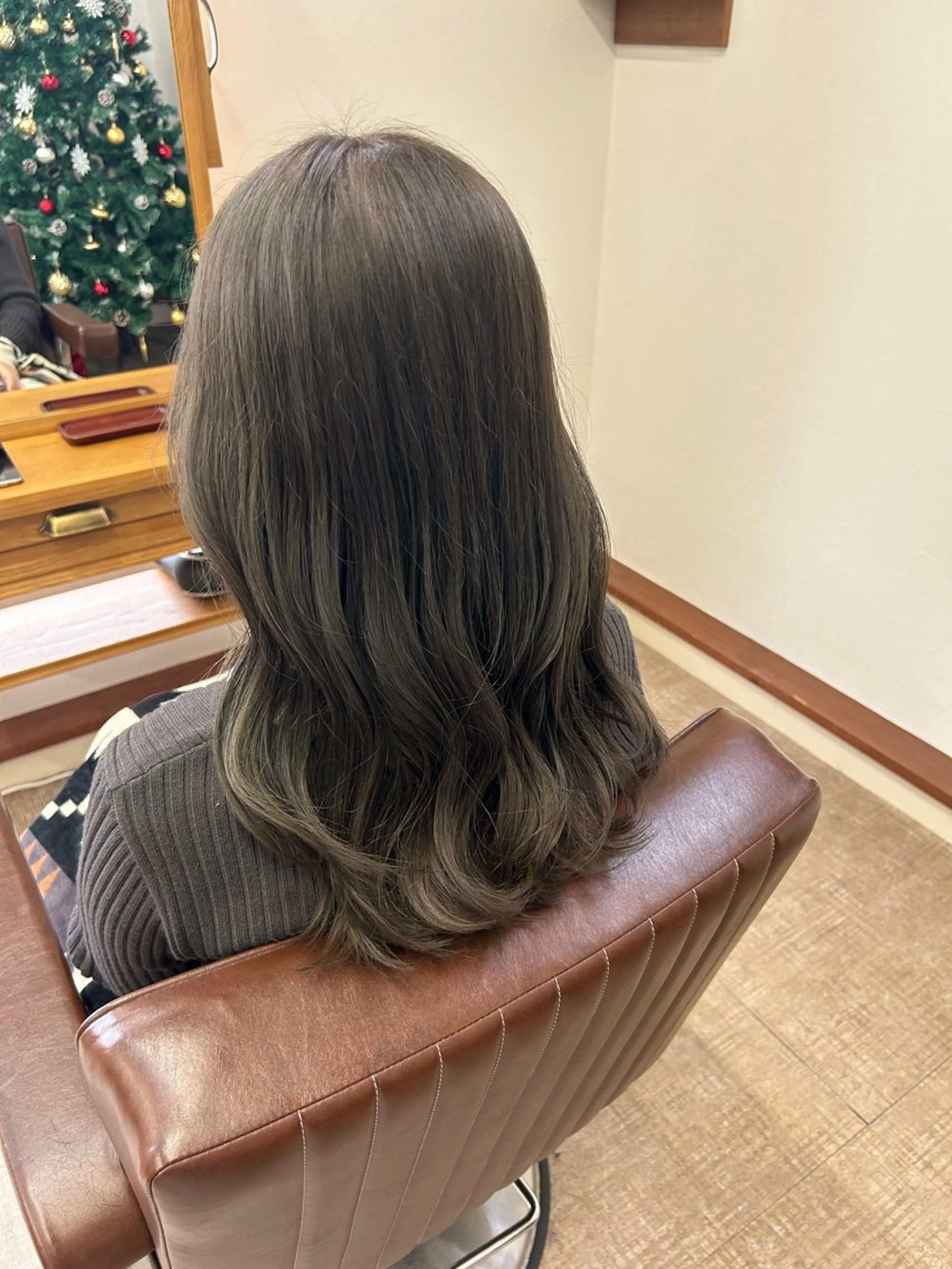 ロング カラー ベージュカラー ブリーチ 透明感カラー オリーブベージュ 浅利 陽菜のヘアスタイル