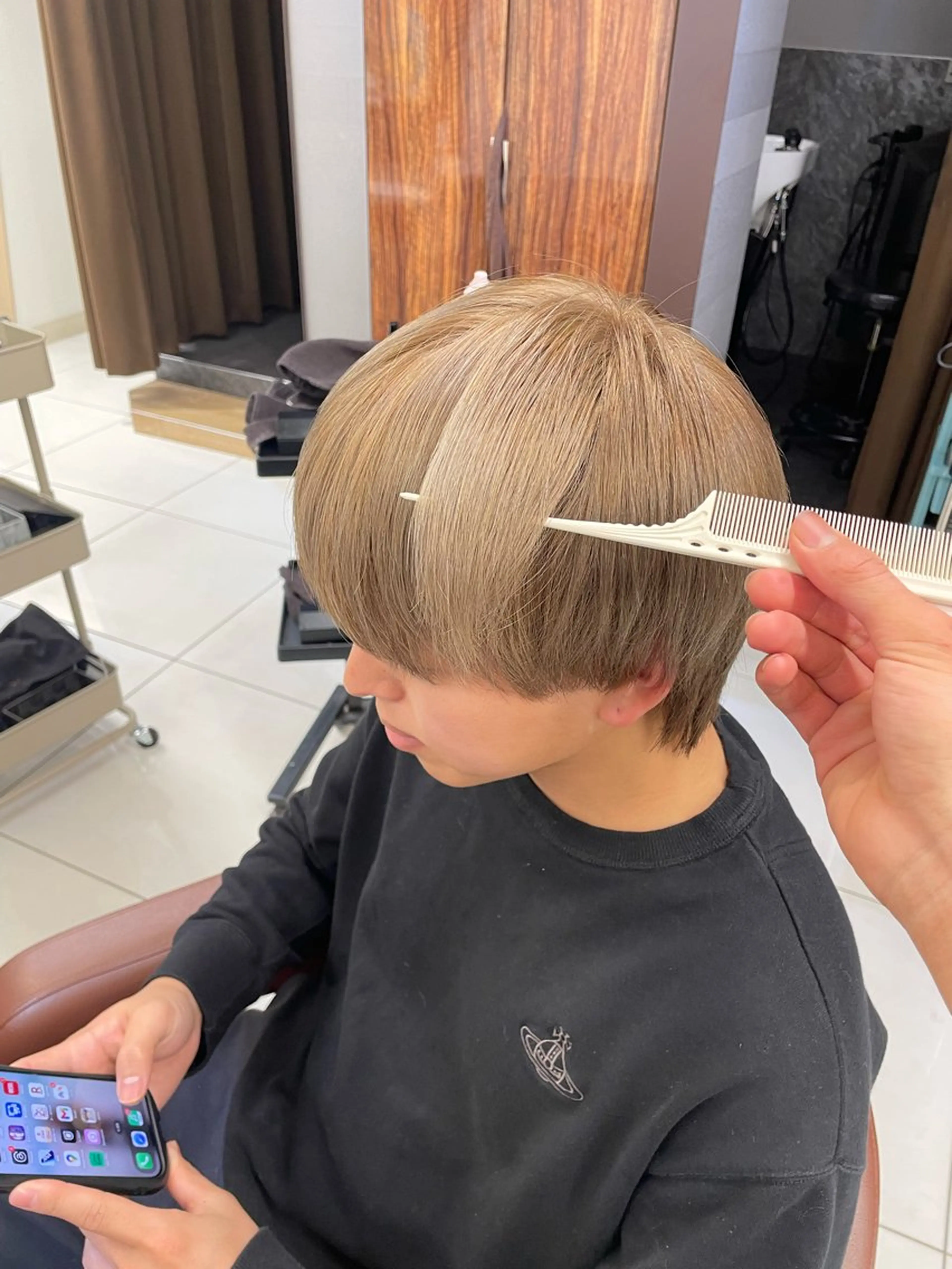 ショート カラー メンズ メンズブリーチ ベージュカラー ブリーチ ミルクティーベージュ カット ヘアカラー 伊藤 隆星のヘアスタイル