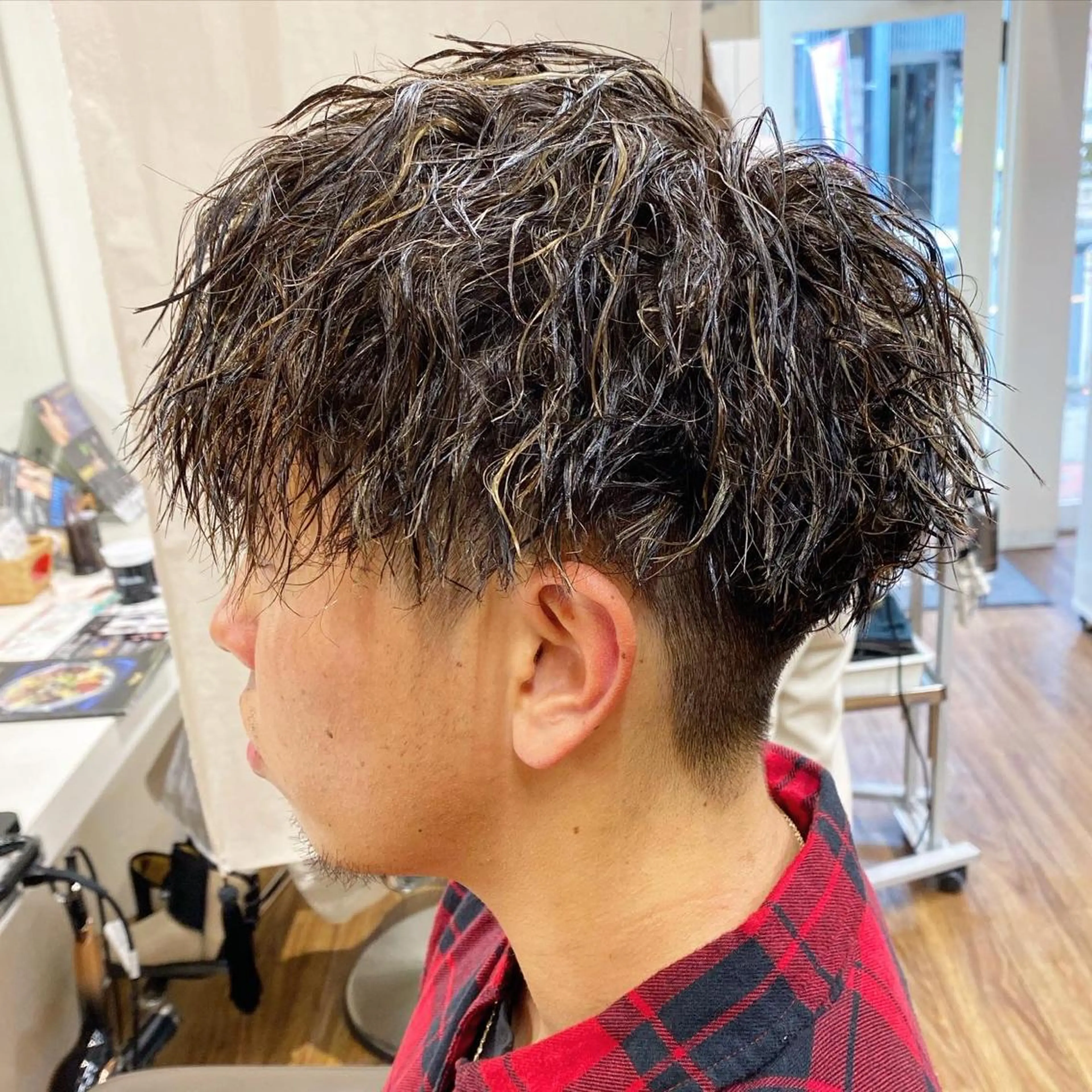 パーマ メンズ メンズハイライト メンズメッシュ マッシュ メンズパーマ メンズツイストパーマ カット パーマ 🟦メンズパーマ🟦 横浜駅｜小上馬淳司のヘアスタイル