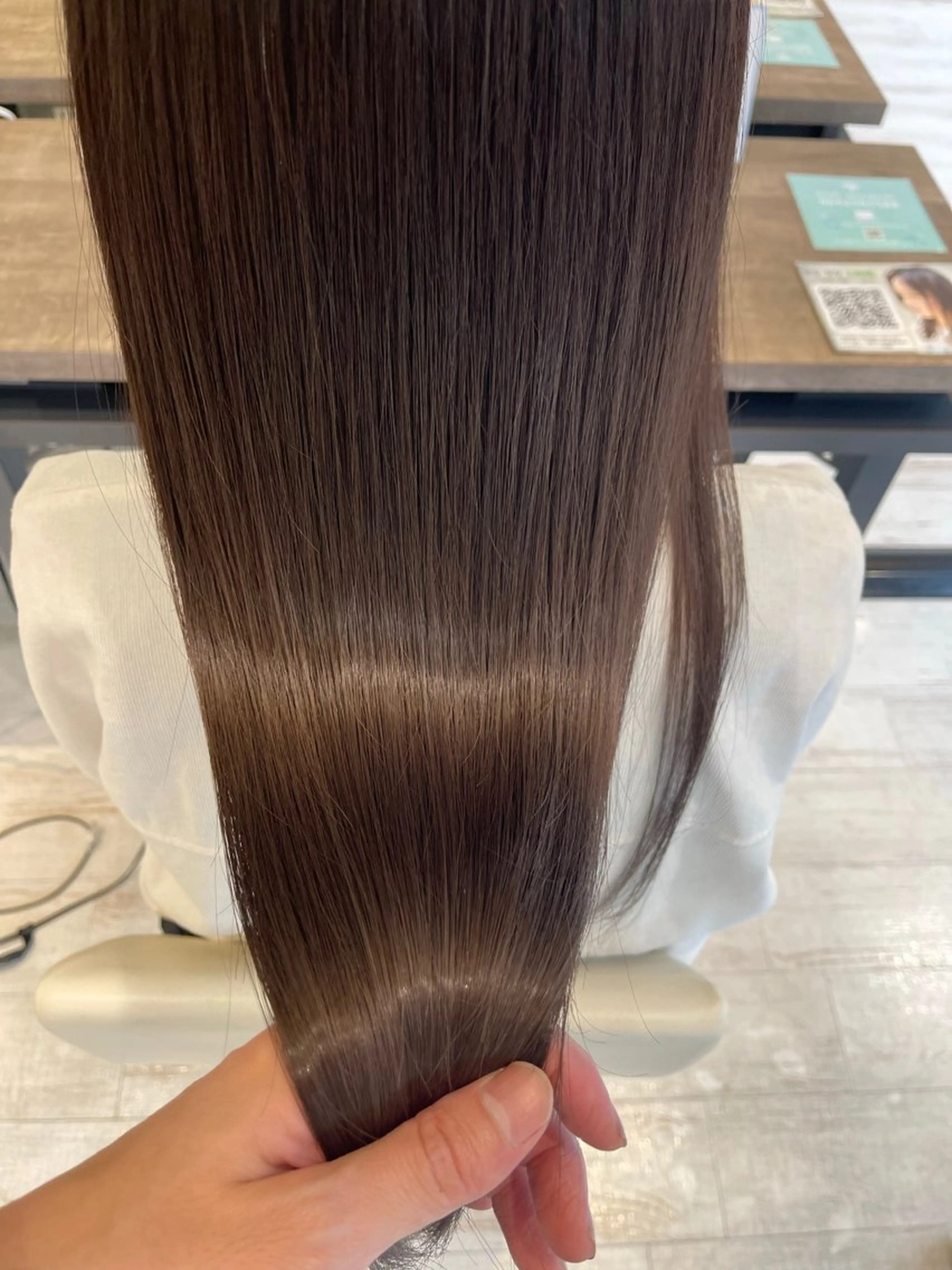 セミロング カット デザインカラー、艶髪 大塚　耕平のヘアスタイル