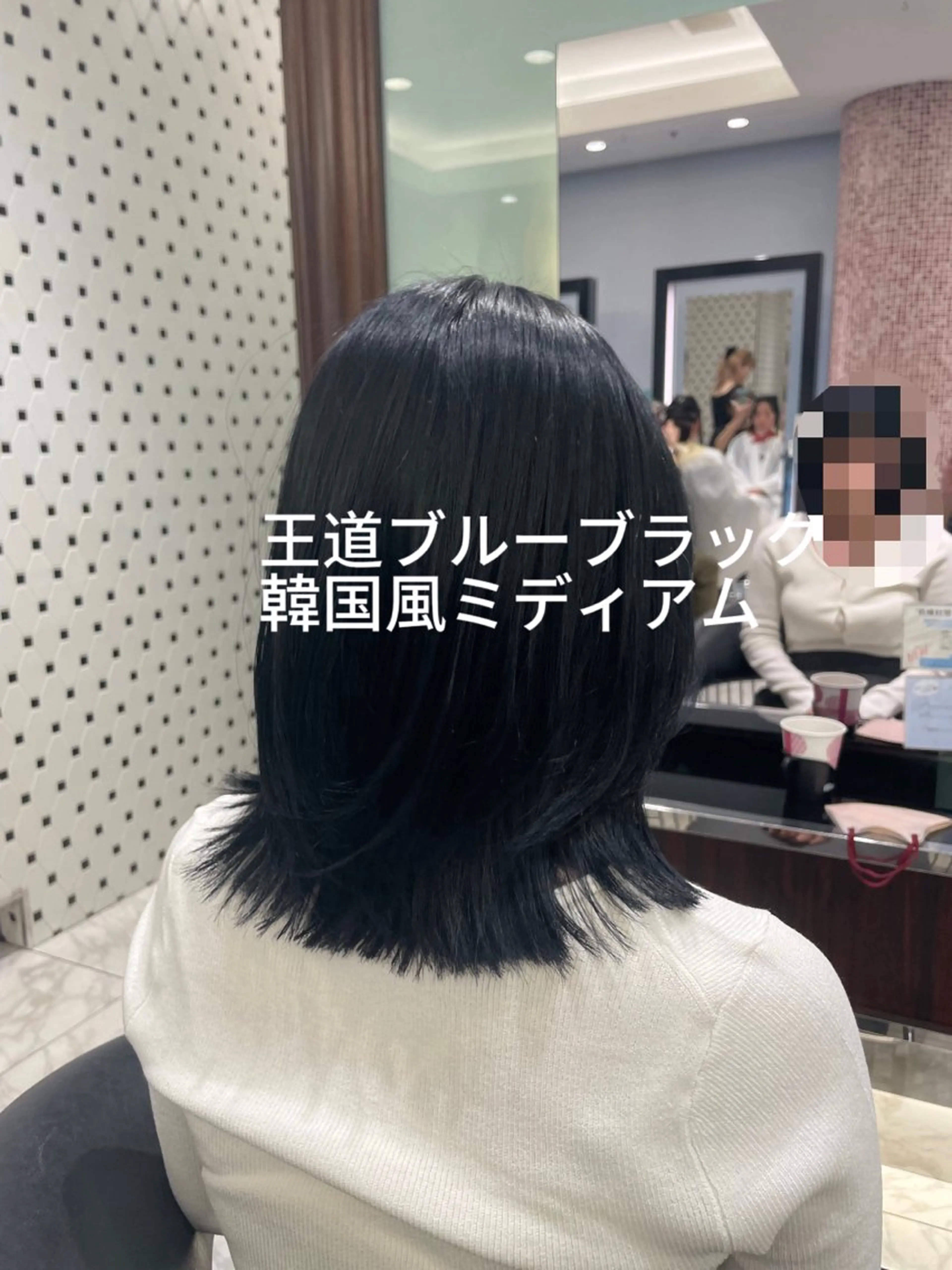 ミディアム カラー 黒髪 ブルーカラー ブルーブラック 透明感カラー コテ巻きパーマ 藤野佑成のヘアスタイル